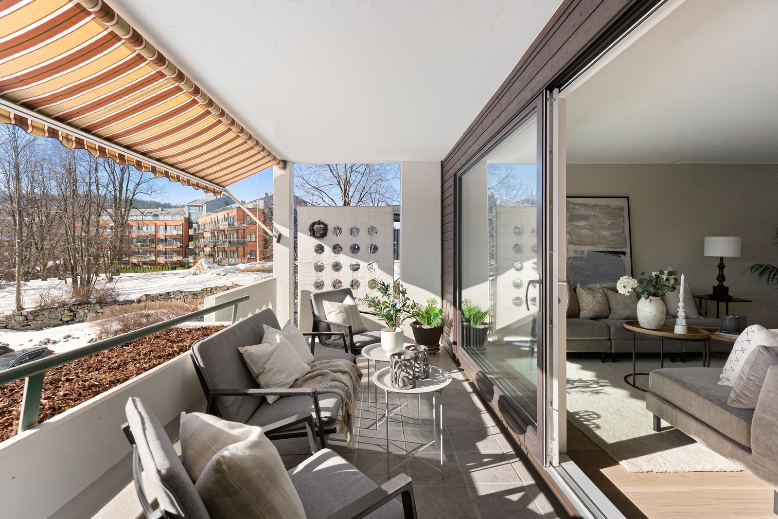 Den ene balkongen har utgang fra stuen og god plass til en sittegruppe. Galleribilde