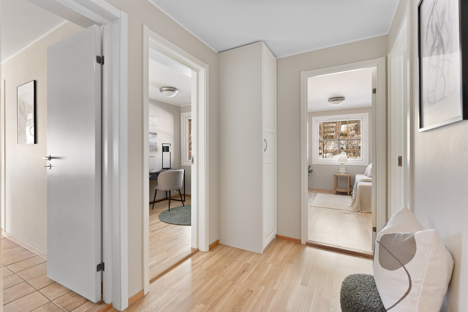 En gang forbinder oppholdsrommene med den private sonen som inneholder soverom og bad. Galleribilde