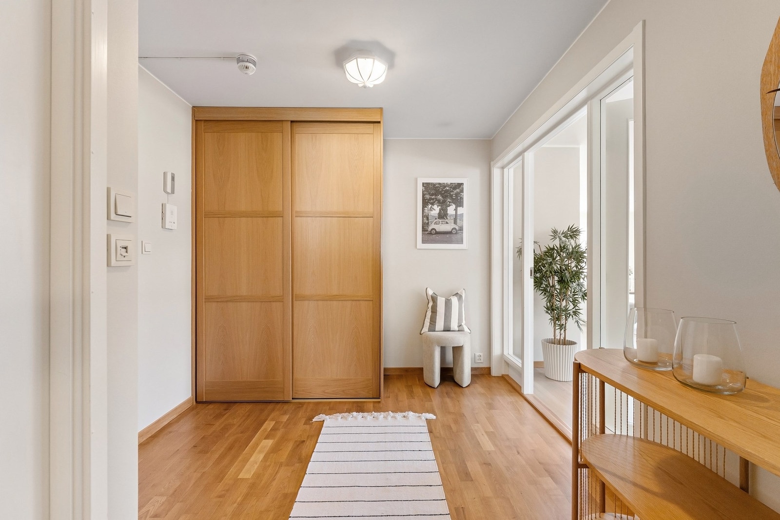 Hallen har god plass til garderobeløsninger og leder videre inn i leiligheten. Galleribilde