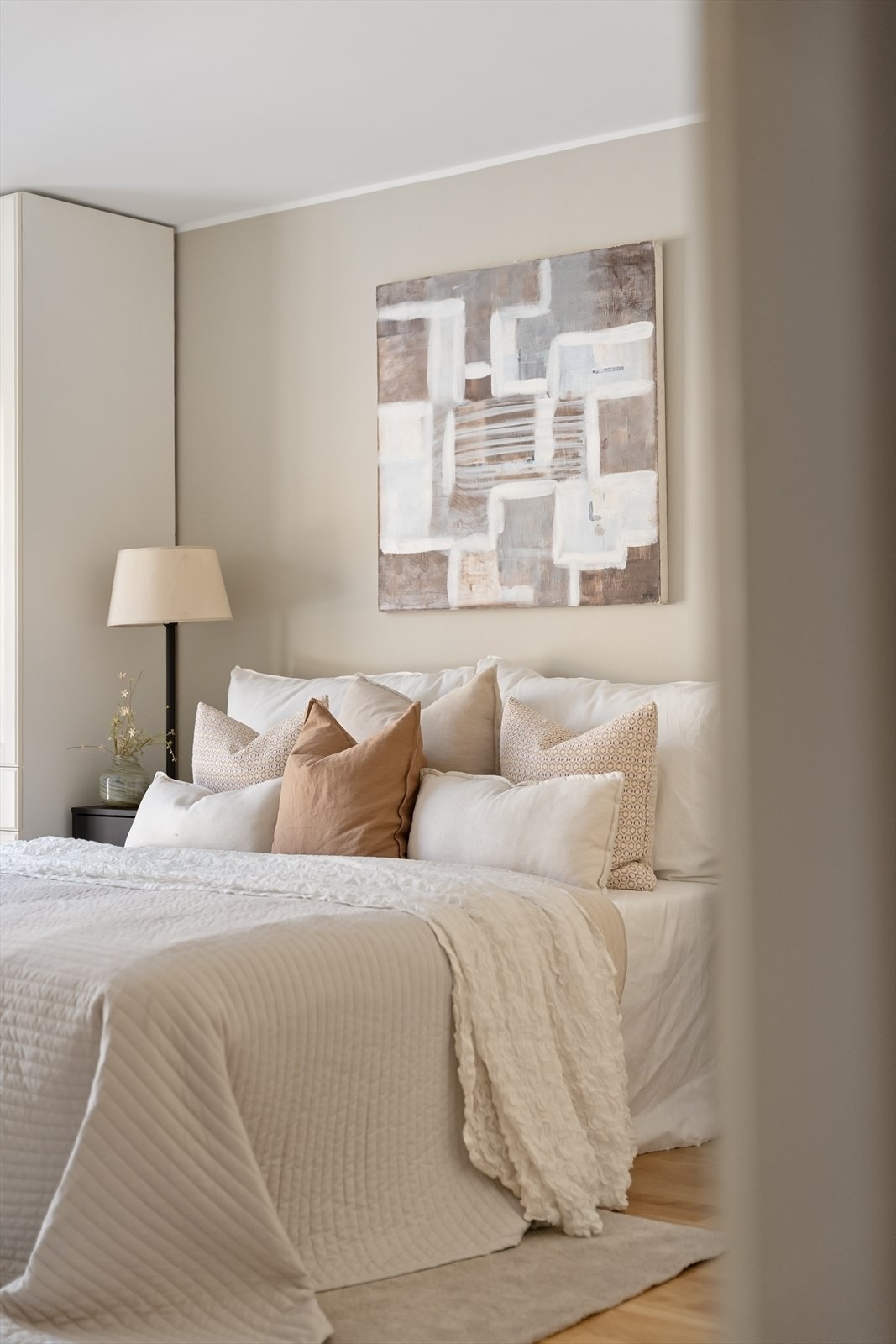 De nøytrale fargene på veggene gjør det enkelt å innrede etter eget ønske. Galleribilde