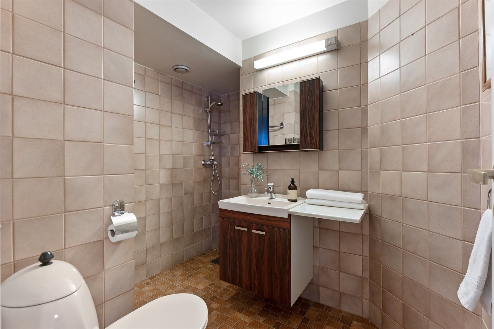 Det andre badet har adkomst fra et av soverommene. Galleribilde