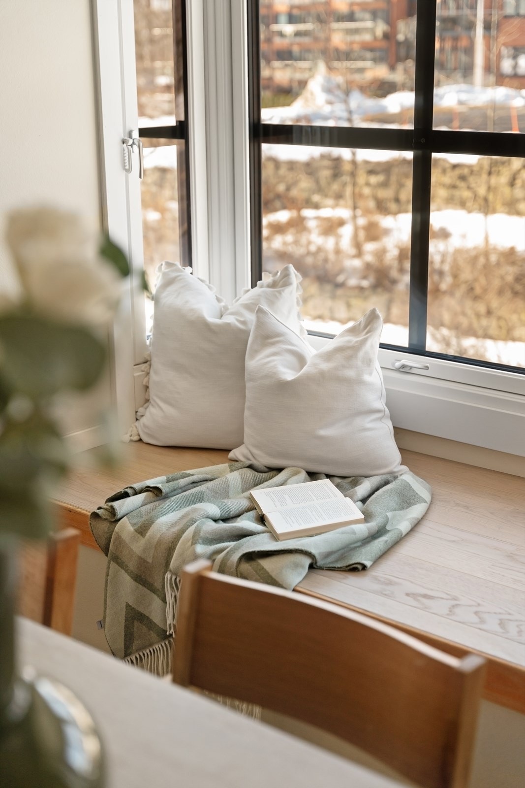 Detalj fra karnappet, som gir rommet særpreg og ekstra lys. Galleribilde