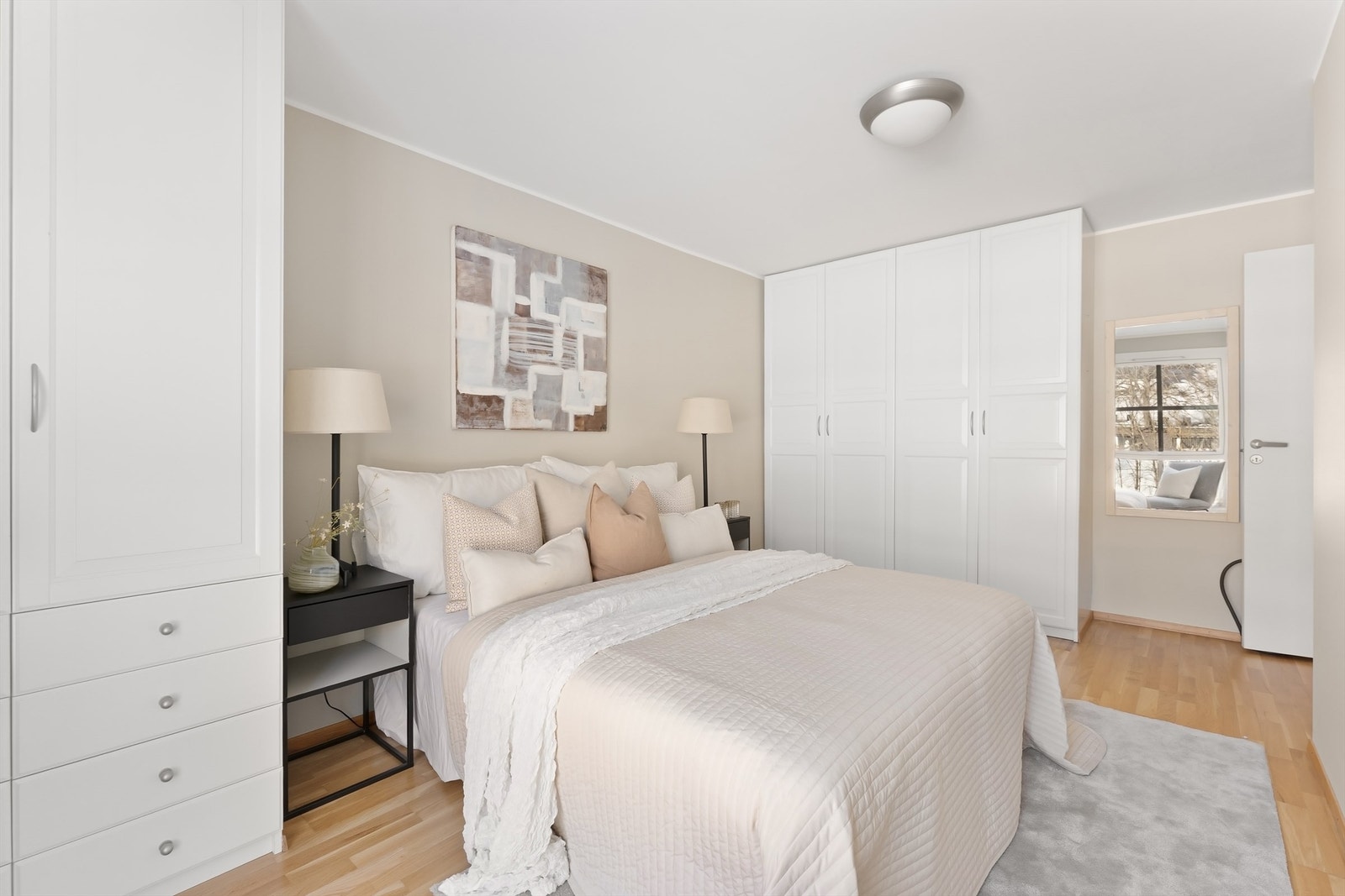 Rikelig med garderobeplass gir gode oppbevaringsmuligheter på soverommet. Galleribilde