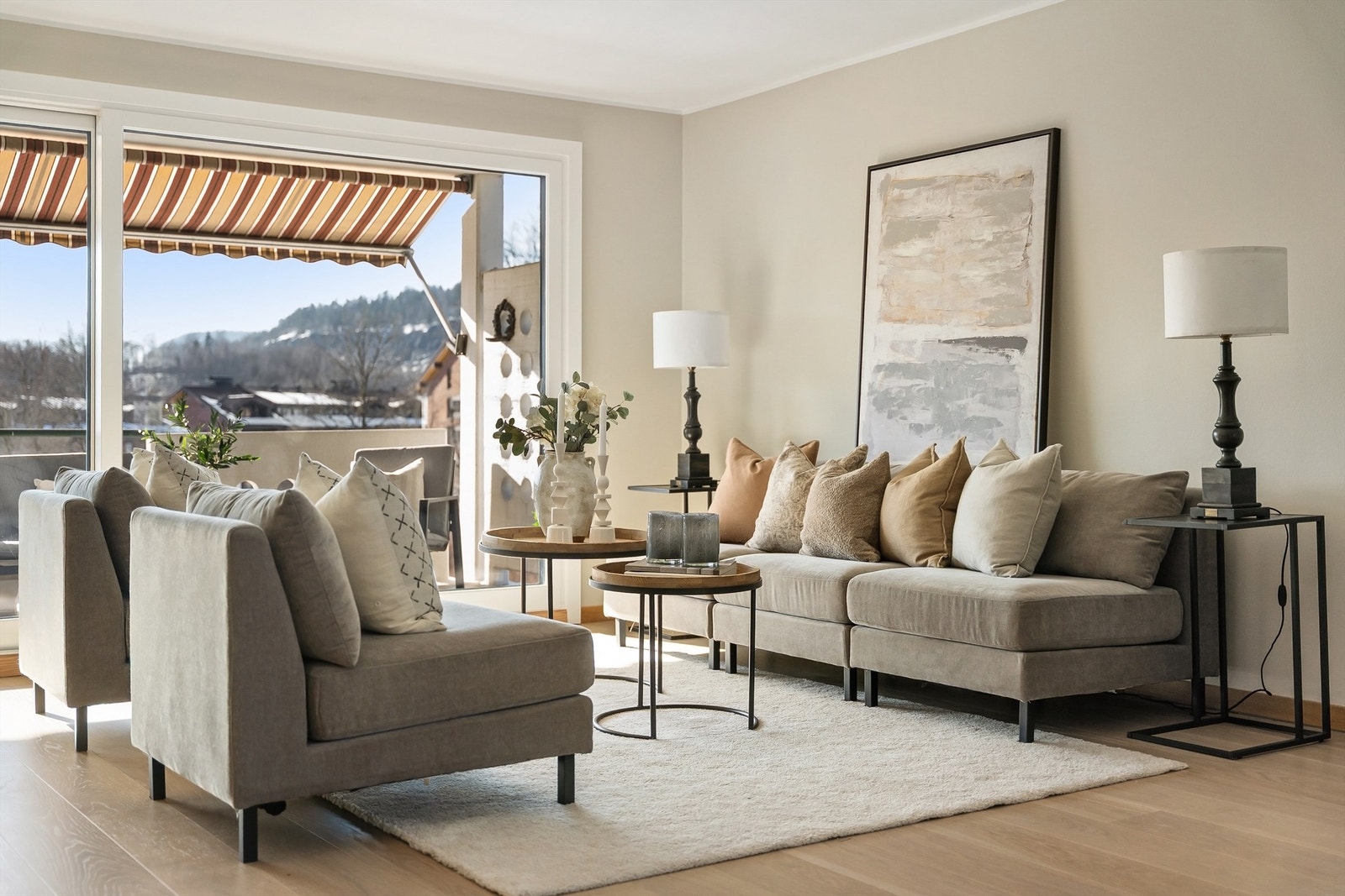 Fra stuen er det direkte utgang til den ene av leilighetens to balkonger. Galleribilde