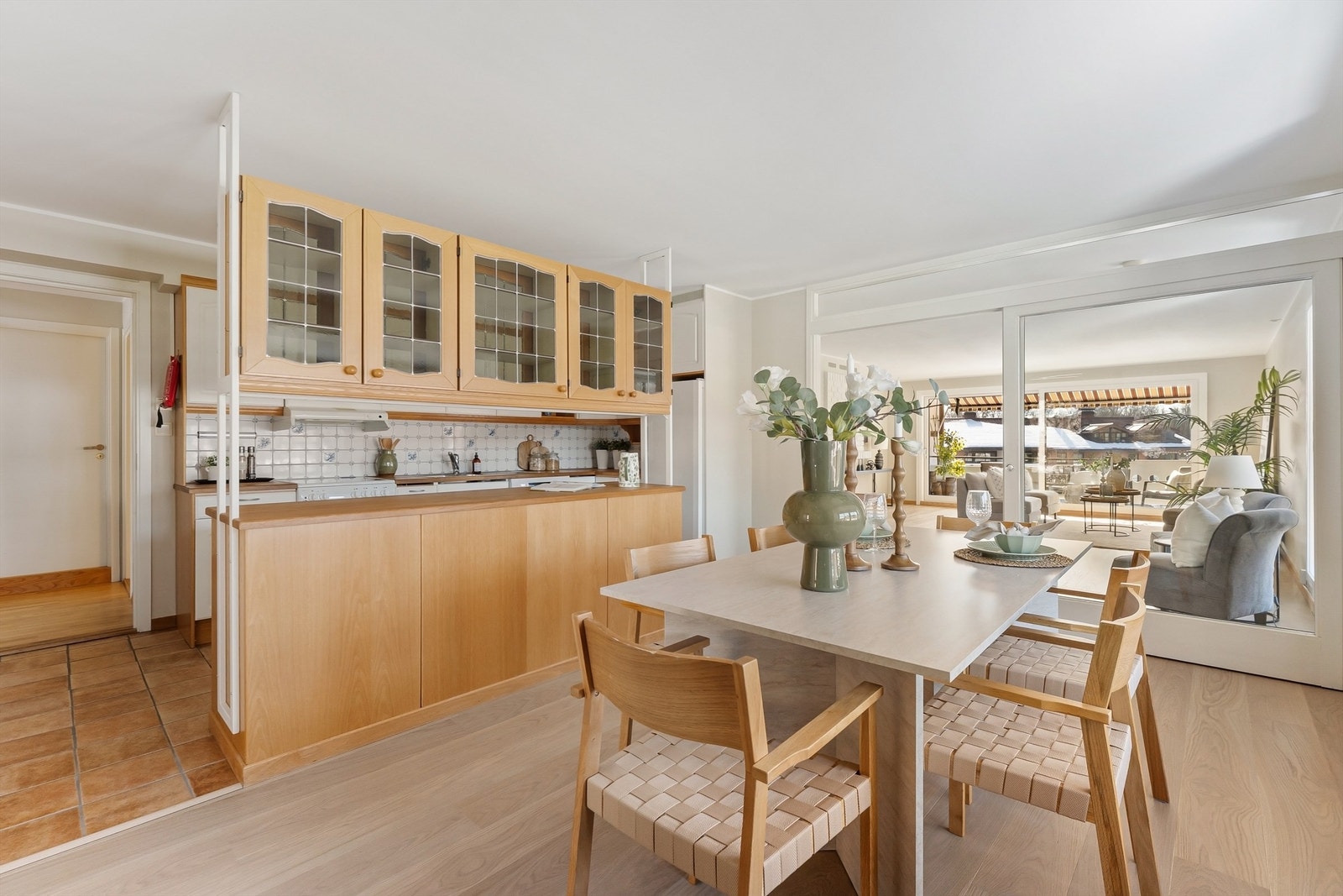 En sosial og åpen sone mellom kjøkken, spisestue og stue, forbundet med en praktisk skyvedør. Galleribilde