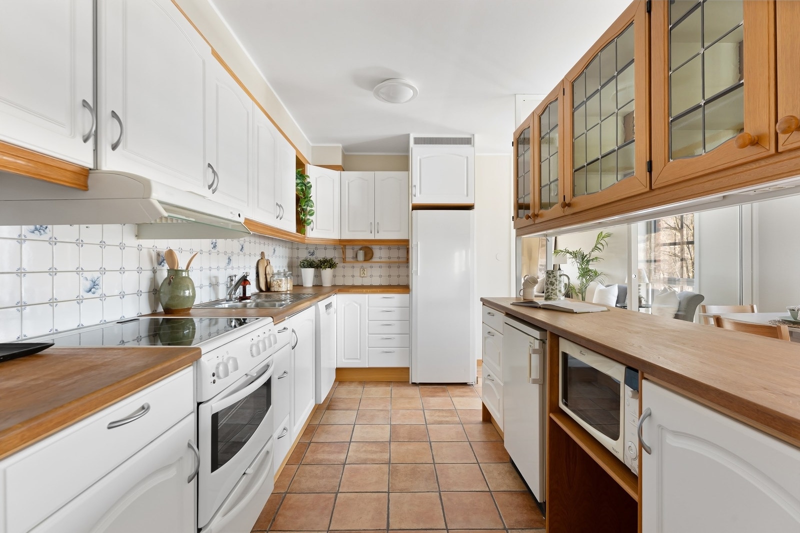 Kjøkkenet har en funksjonell innredning fra 2003 med profilerte fronter og benkeplate i tre. Galleribilde