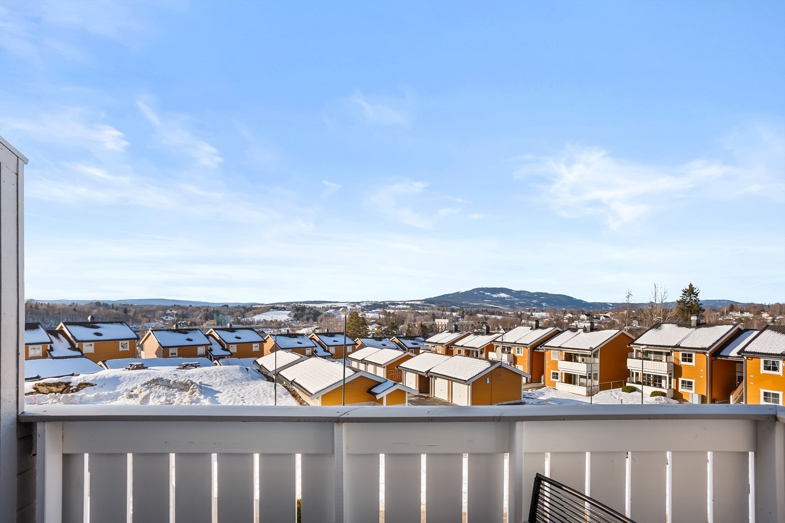 Balkongen byr på utsikt over nærområdet. Galleribilde