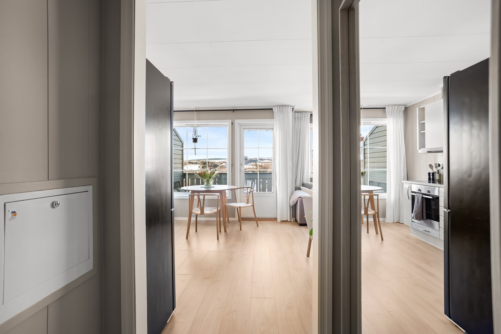 Fra gangen åpner leiligheten seg opp mot de sosiale sonene. Galleribilde