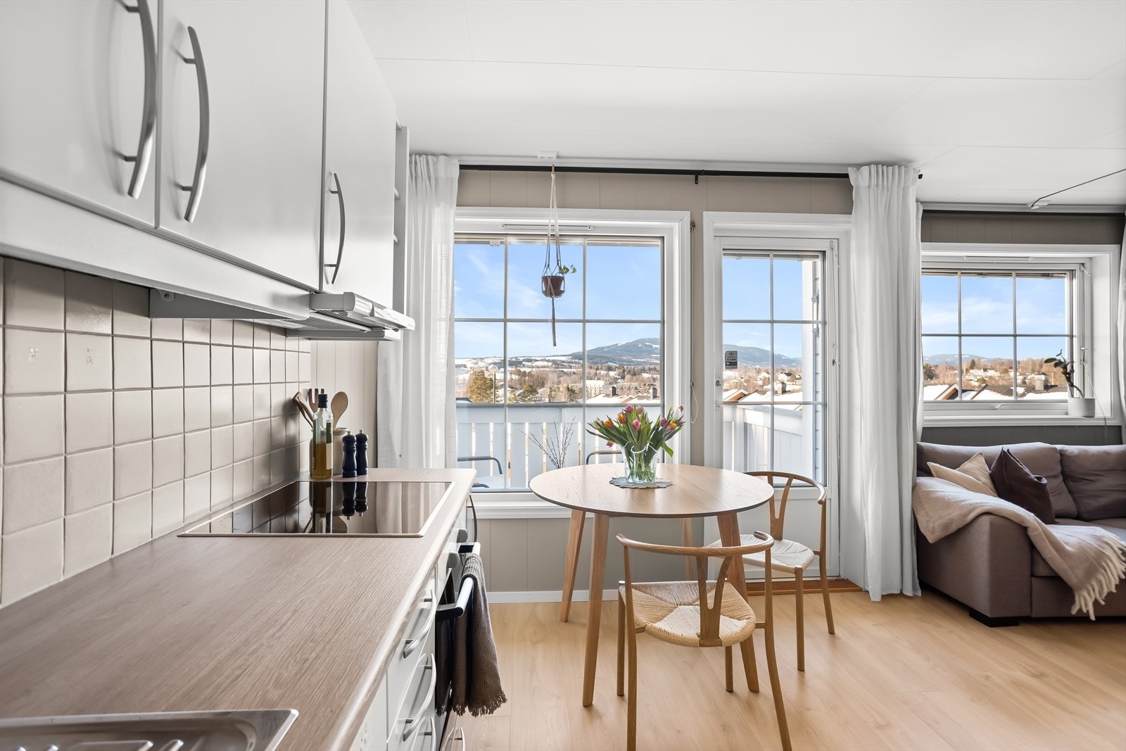 Fra stuen er det utgang til en flott balkong. Galleribilde