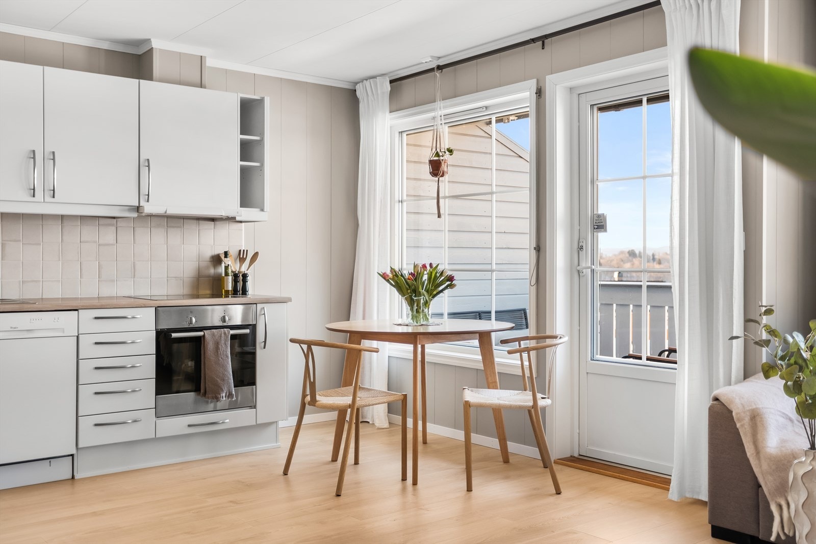 Det er en naturlig plass til en hyggelig spiseplass ved vinduet. Galleribilde