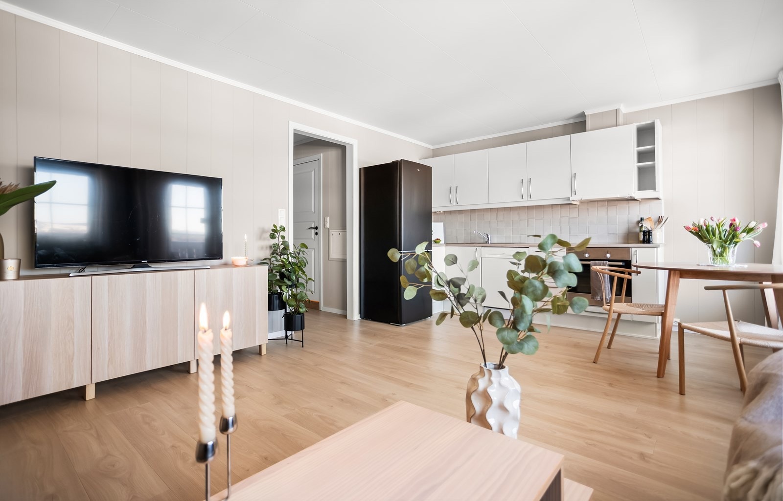 Den åpne løsningen mellom stue og kjøkken gir en god romfølelse og en naturlig sosial sone. Galleribilde