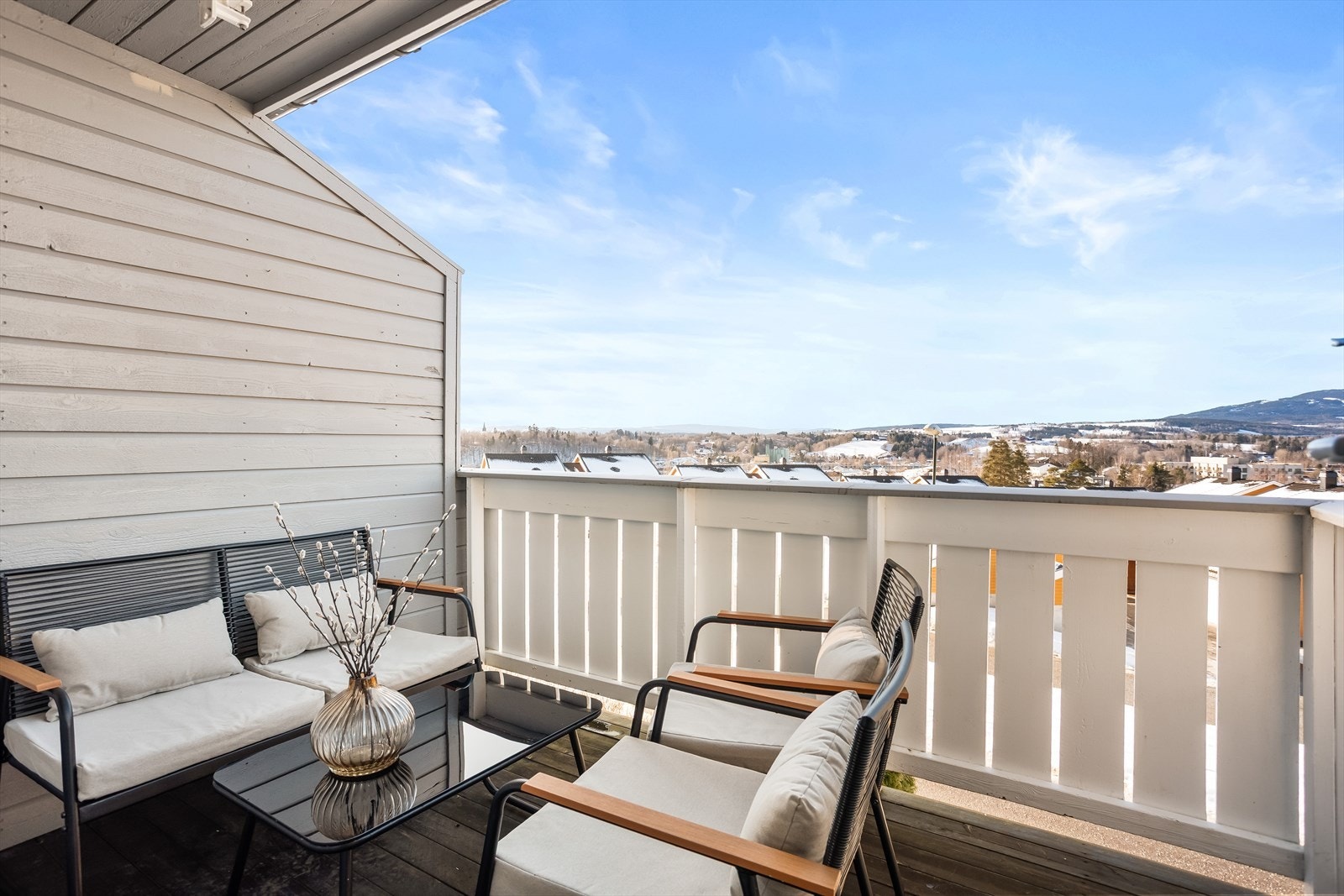 Fra stuen er det utgang til en balkong på 5,6 m². Galleribilde