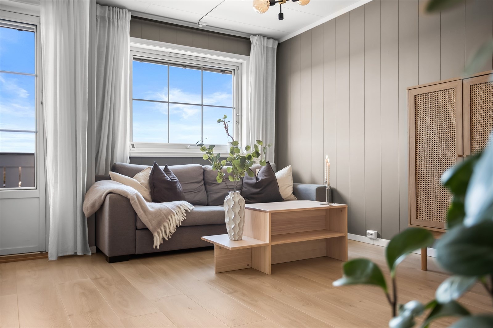 Stuen er lett å møblere med plass til sofagruppe og mediemøbler. Galleribilde