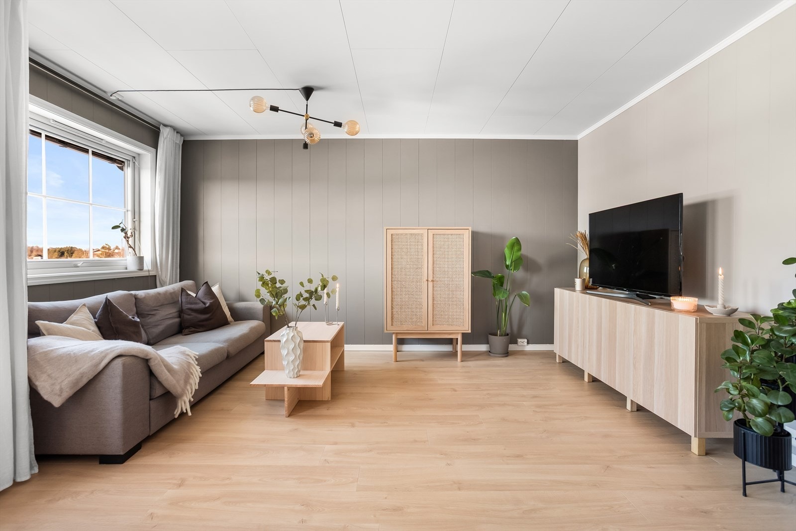 Det er gjennomgående laminatgulv og malte veggplater i oppholdsrommene. Galleribilde