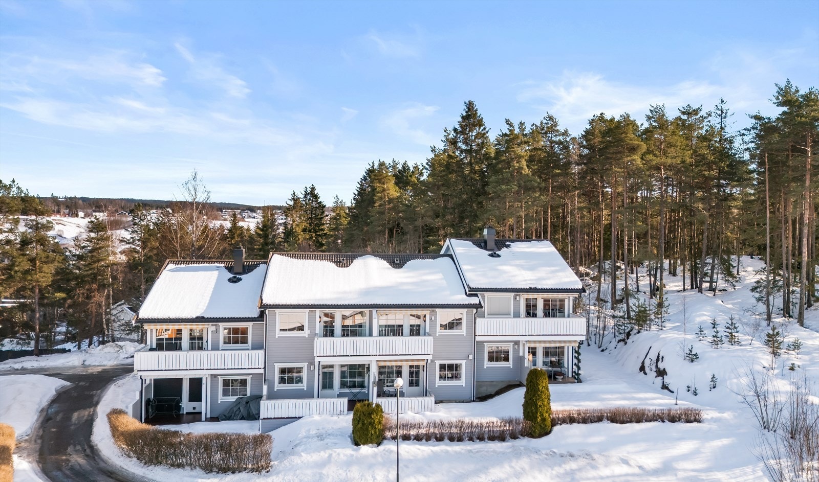 Eiendommen er en del av Vormvikåsen Borettslag, som består av 16 boliger. Galleribilde