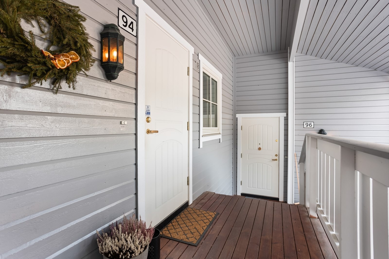 Adkomst til leiligheten i andre etasje via en utvendig tretrapp. Galleribilde