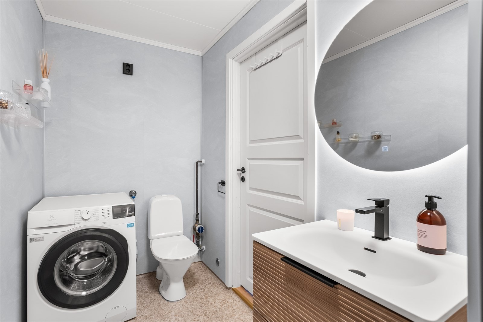 Her er det gulvvarme for ekstra komfort, samt praktisk opplegg for vaskemaskin. Galleribilde