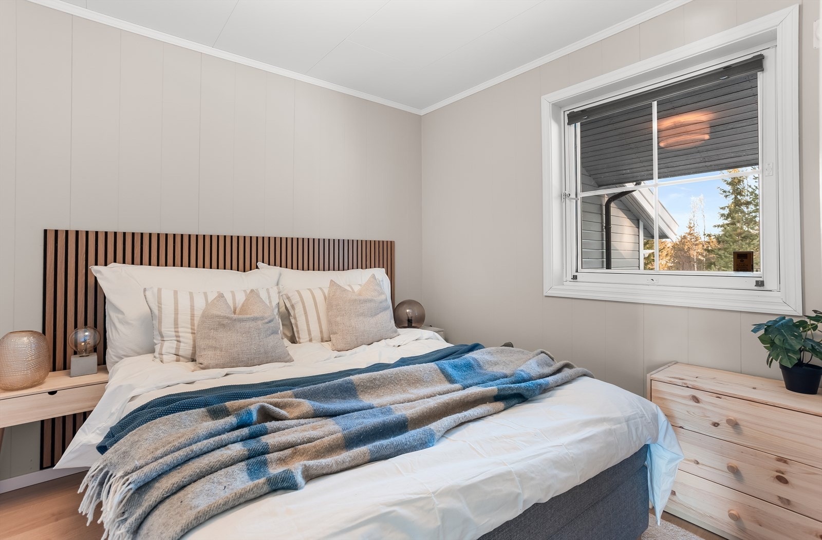 Soverommet har god plass til dobbeltseng og tilhørende møblement. Galleribilde