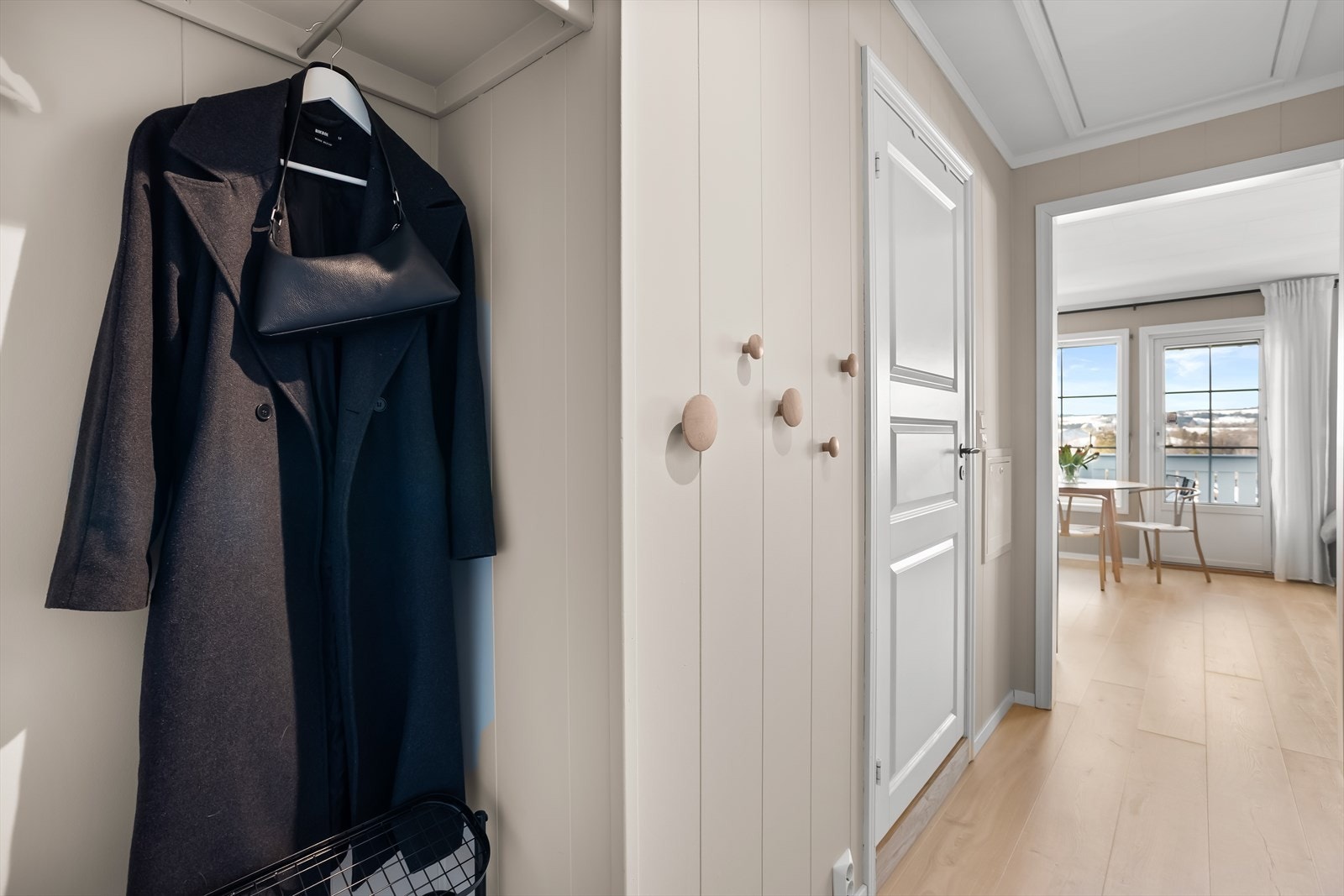 Velkommen inn i en lys entré med plass til yttertøy. Galleribilde