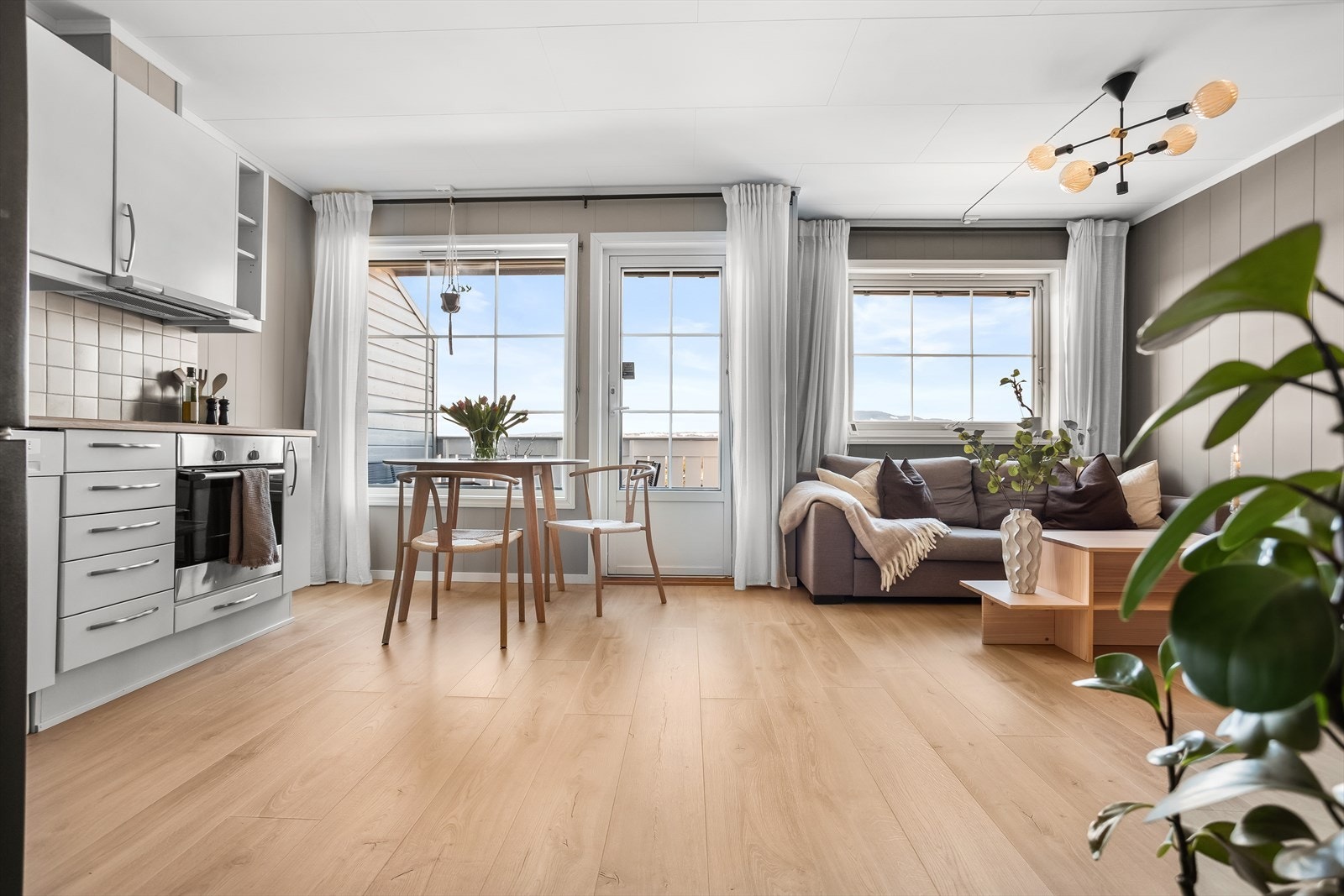 Leiligheten har en åpen og sosial løsning mellom stue og kjøkken. Galleribilde