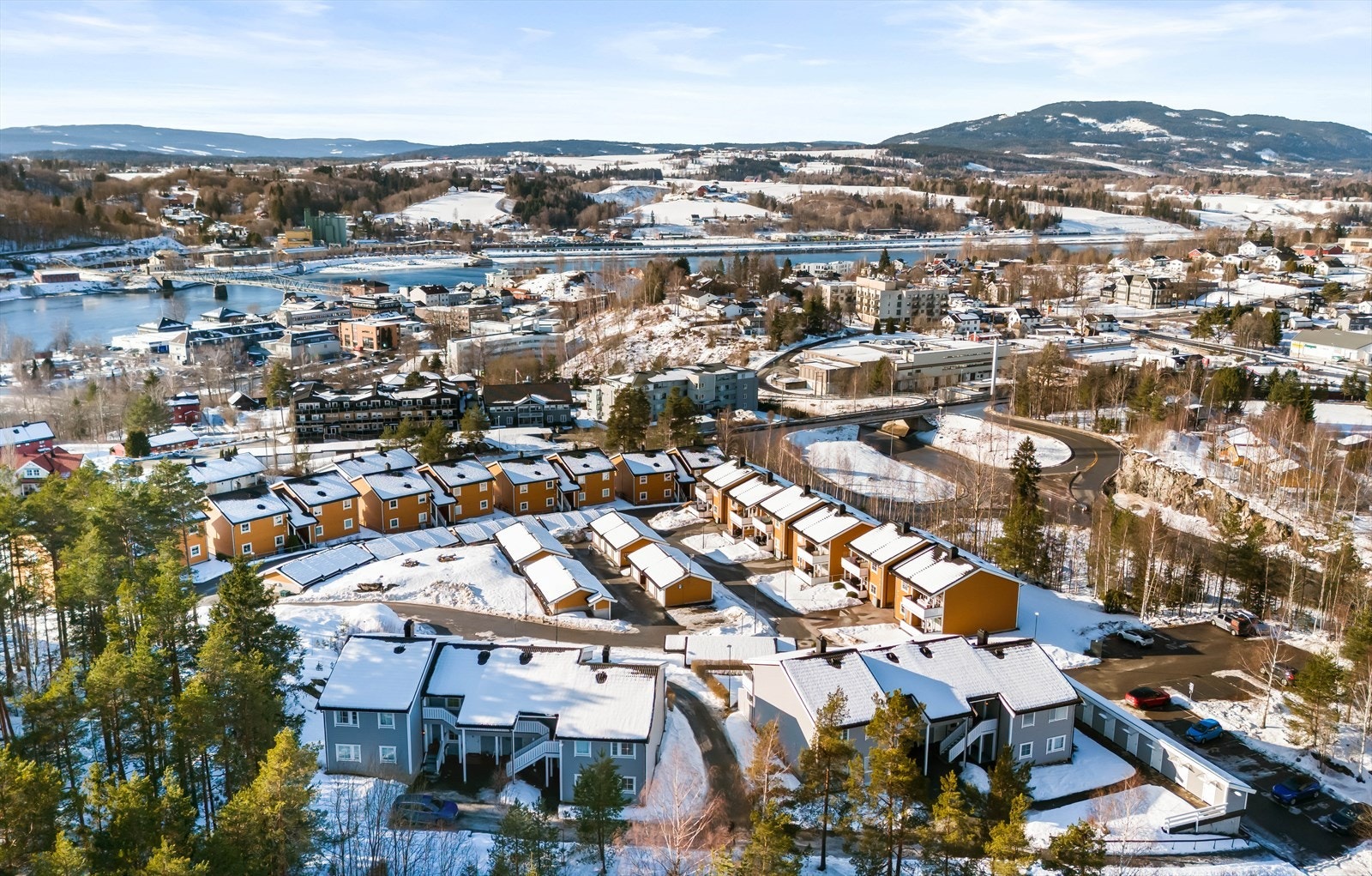 Fra boligen er det kort vei til dagligvarebutikker som Coop Extra og Kiwi. Galleribilde
