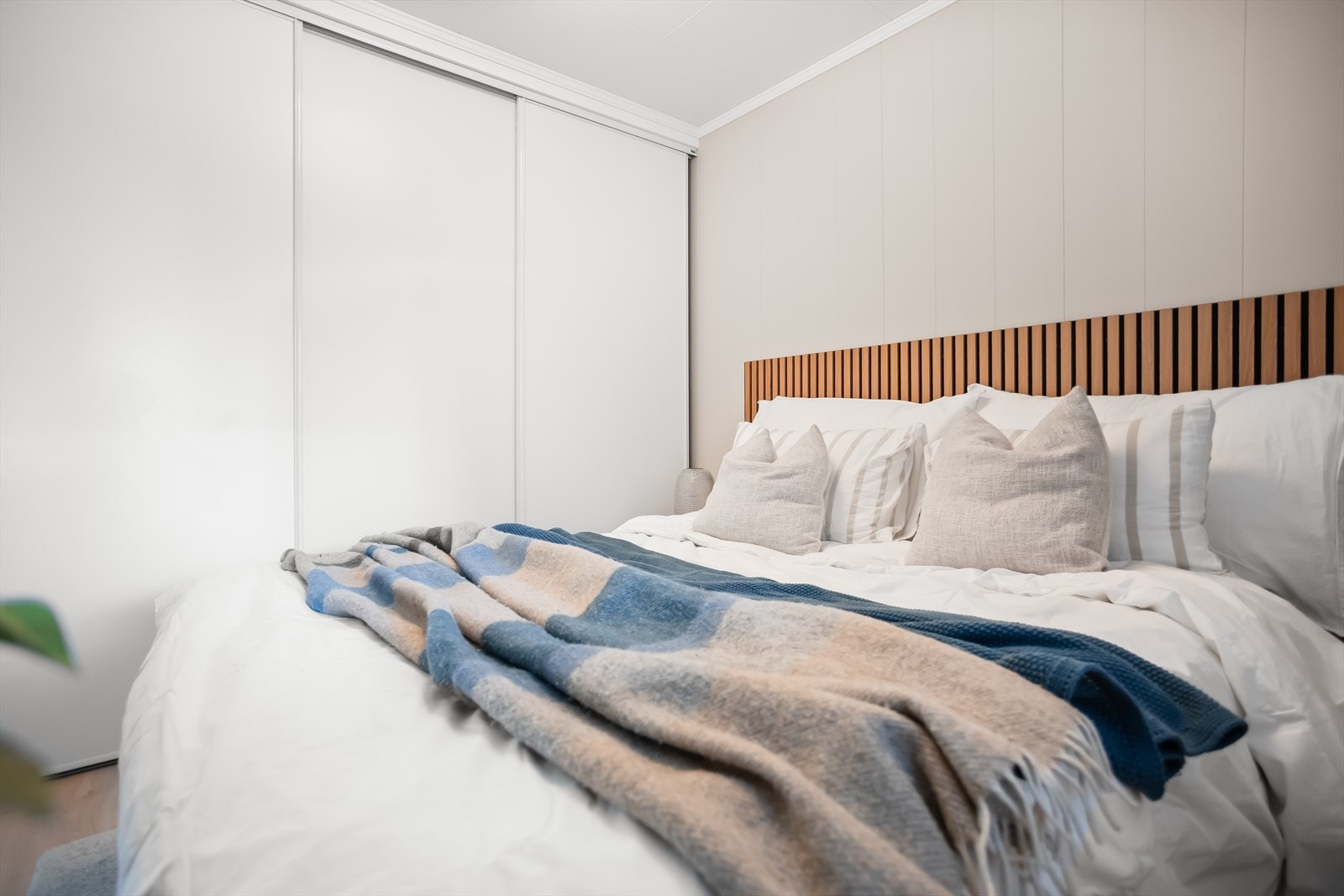 En romslig skyvedørsgarderobe gir rikelig med oppbevaringsplass. Galleribilde