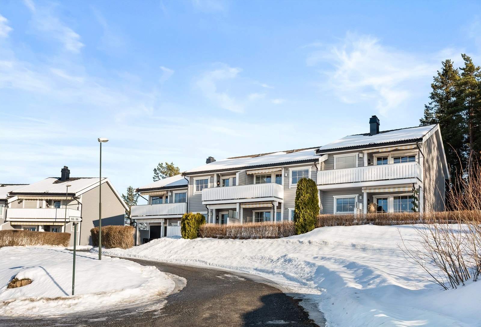 Tomten er opparbeidet med asfalterte internveier og grøntarealer. Galleribilde