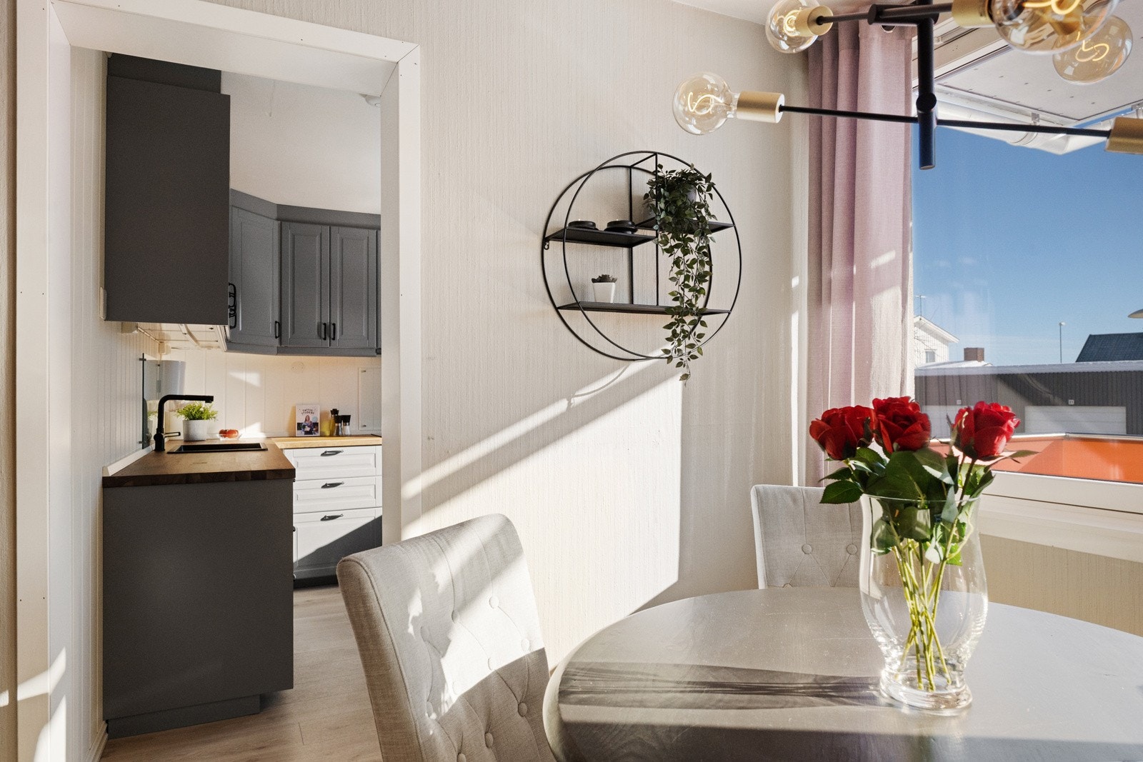 Leiligheten har gjennomgått flere oppgraderinger i perioden 2022-2024. Galleribilde