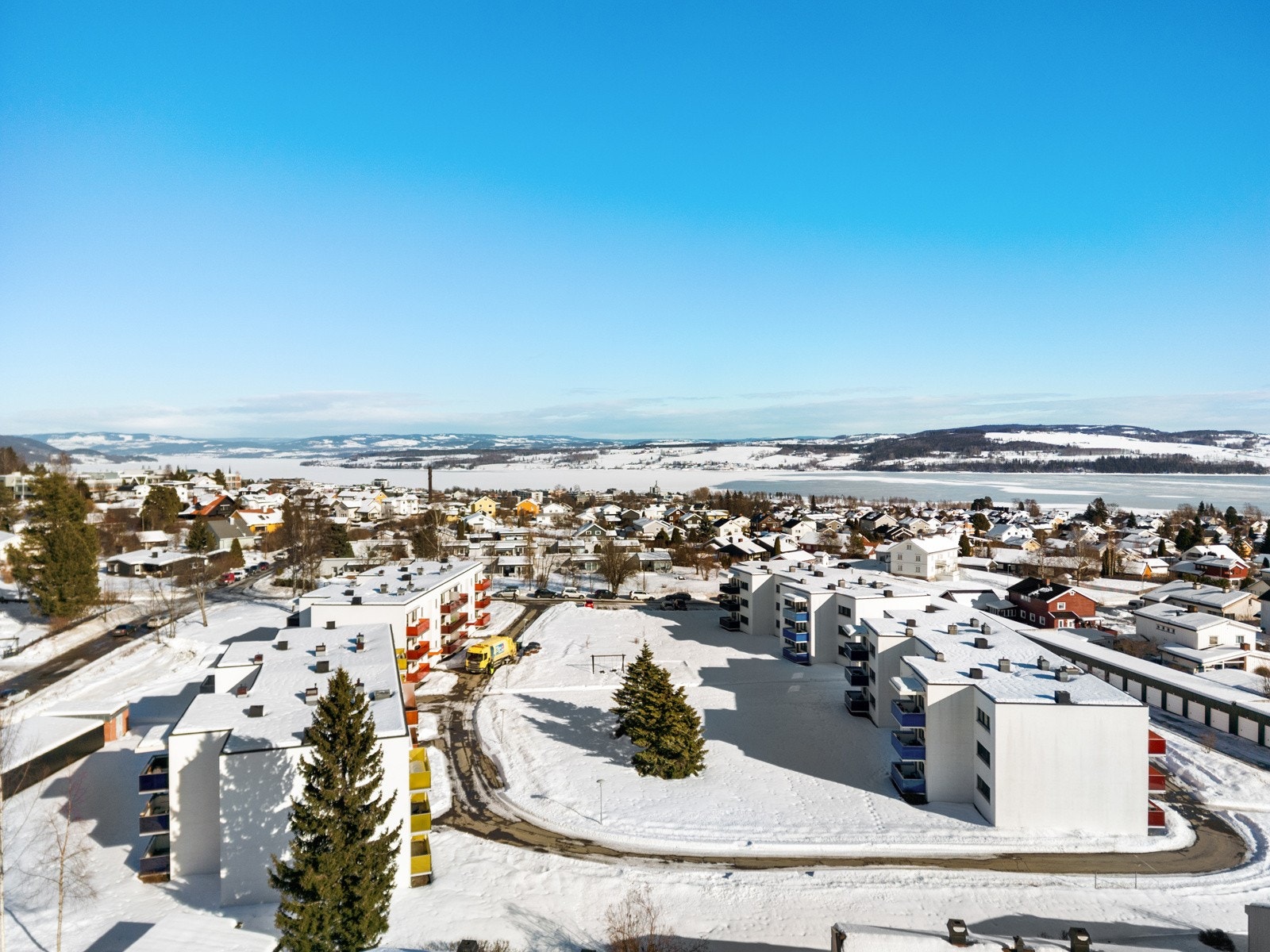 Dette er en bolig med en attraktiv og sentral beliggenhet, som kombinerer byliv, studiemuligheter og naturnære omgivelser på en svært god måte. Galleribilde