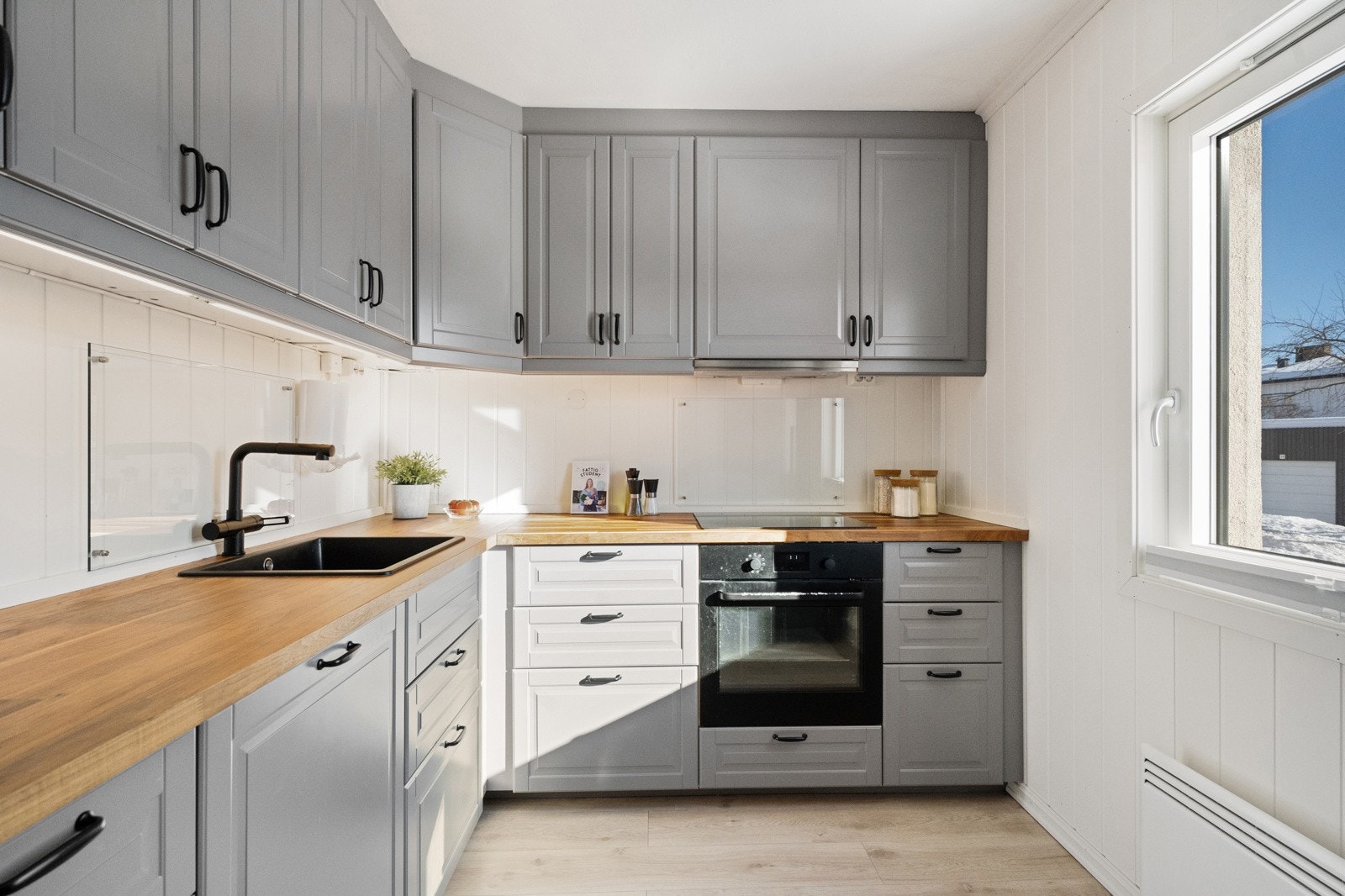 Her kan blant annet nevnes nytt kjøkken, delvis oppgradering av overflater, nytt elektrisk anlegg og utskifting av enkelte tekniske installasjoner. Galleribilde