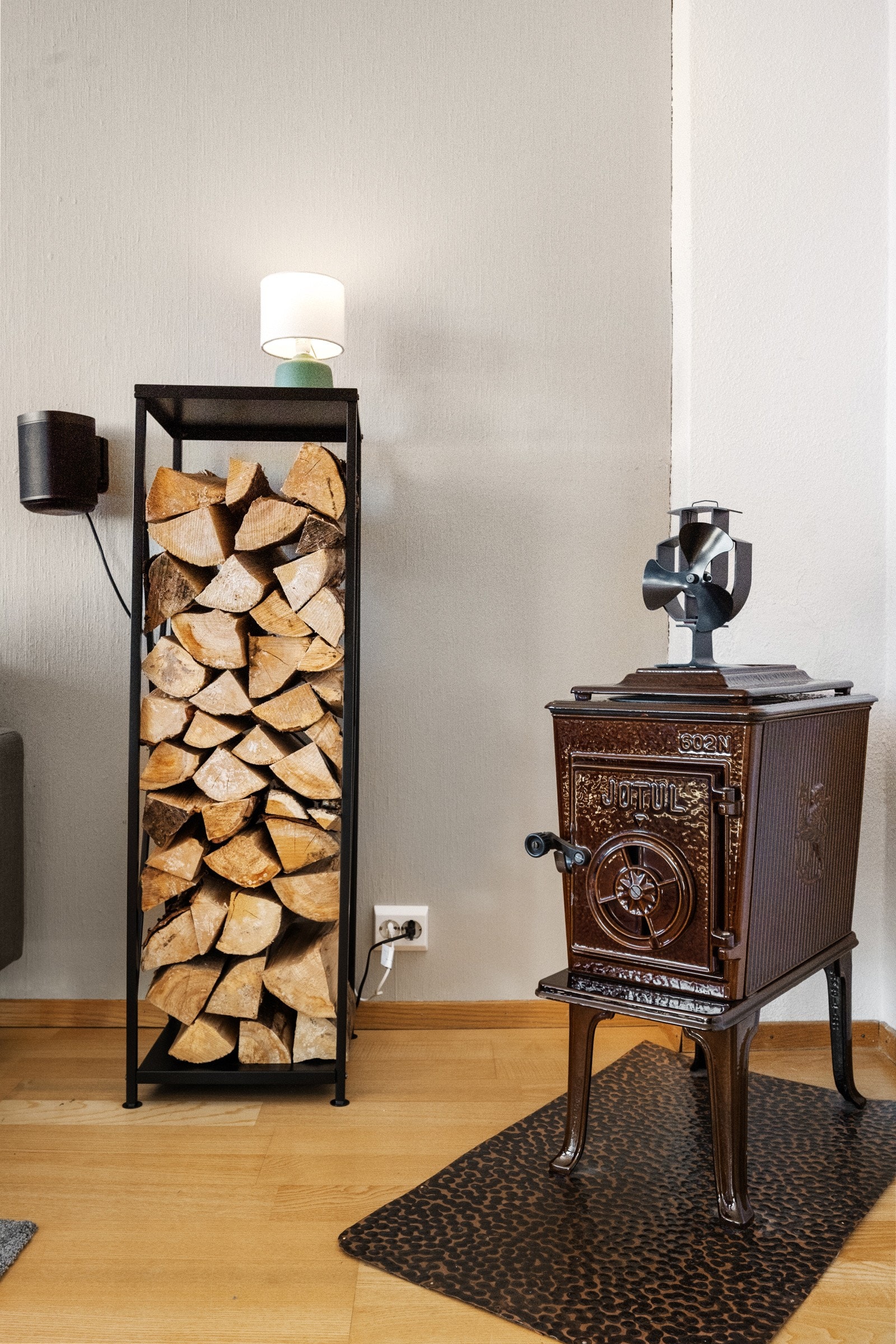 Vedovnen gir både god varme og en ekstra lun stemning i stuen. Galleribilde