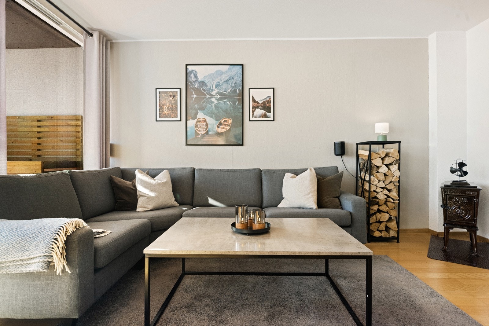 Leiligheten varmes opp ved hjelp av strøm og ved. Galleribilde