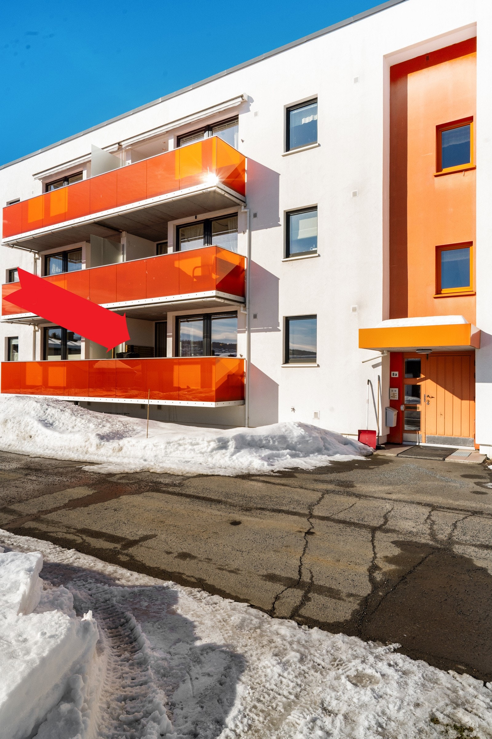 Leiligheten ligger i 1. etasje og har en god planløsning med romslige oppholdsrom og fine lysforhold. Galleribilde