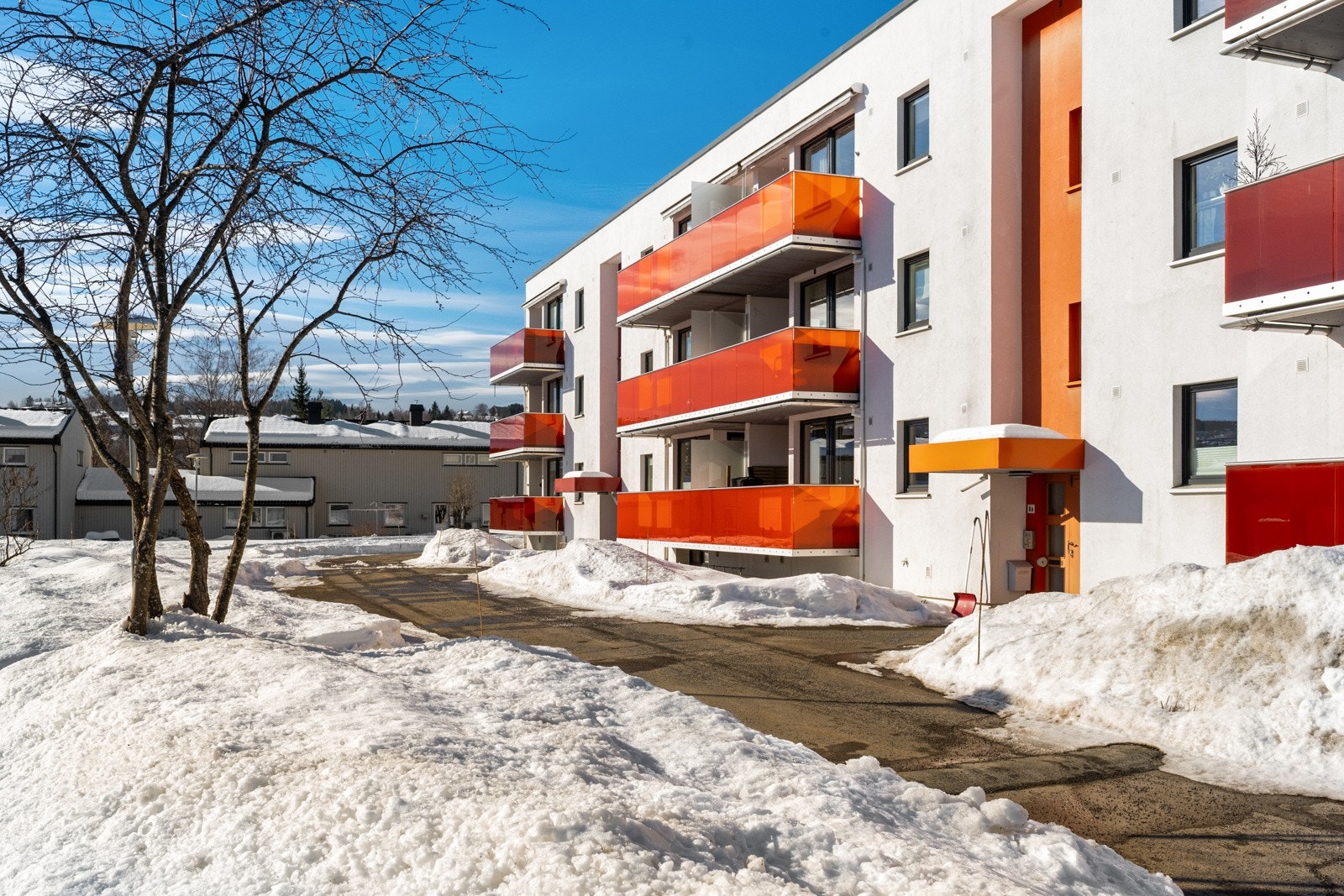 Her har vi for salg en hyggelig og praktisk andelsleilighet beliggende i et etablert borettslag fra 1964. Galleribilde