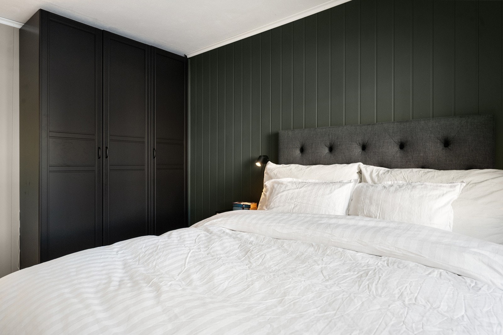 Hovedsoverom med god plass til klesskap, samt dobbeltseng. Galleribilde