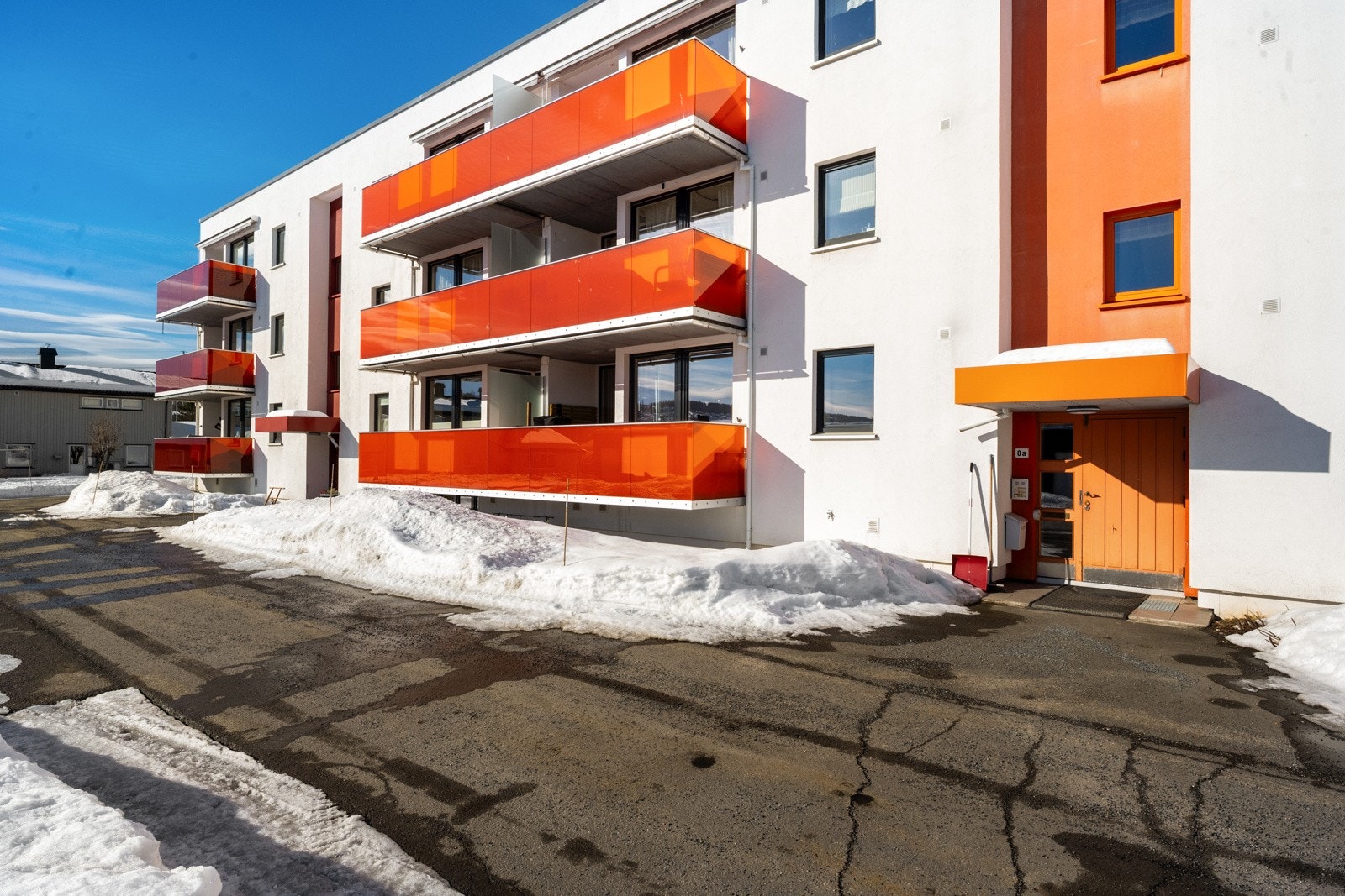 Kallerudvegen 8A ligger attraktivt og høyt til på Tongjordet i Gjøvik - et rolig og populært område med kort vei til det meste. Galleribilde