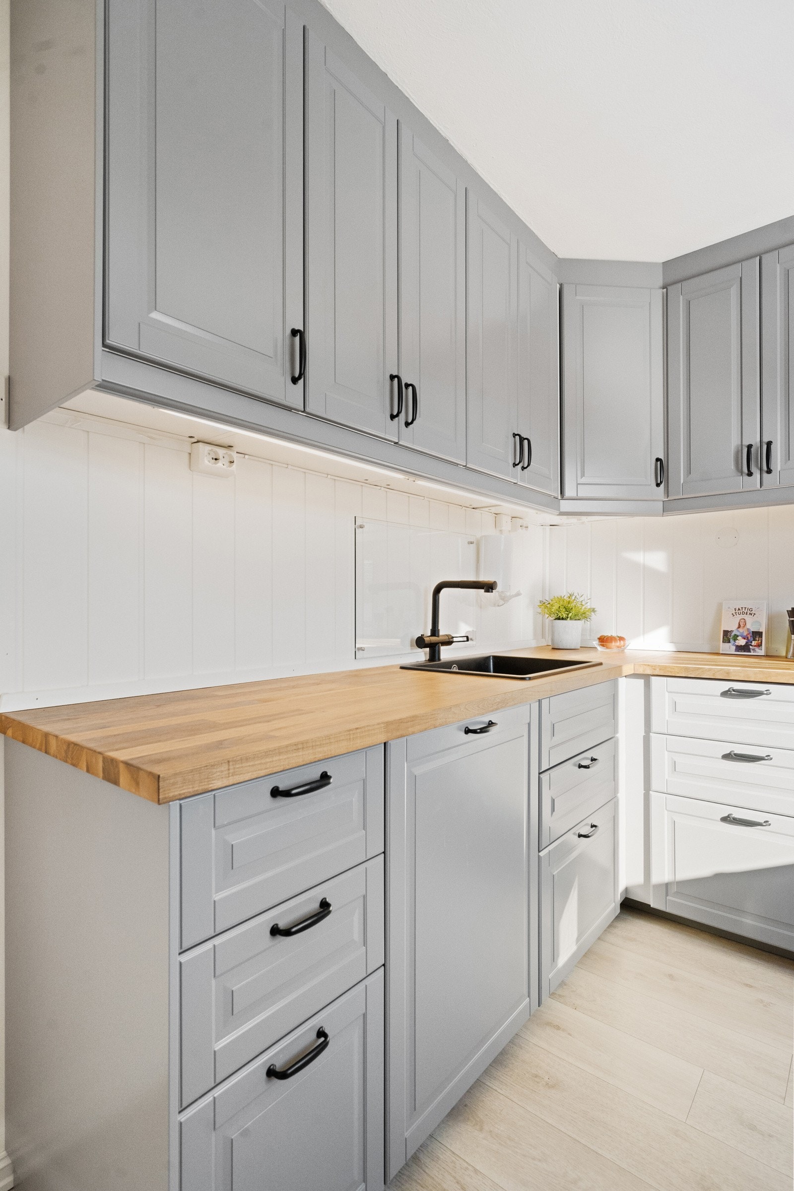 Kjøkkenet har komfyrvarkt og vannstoppesystem, samt ny varmtvannstank. Galleribilde