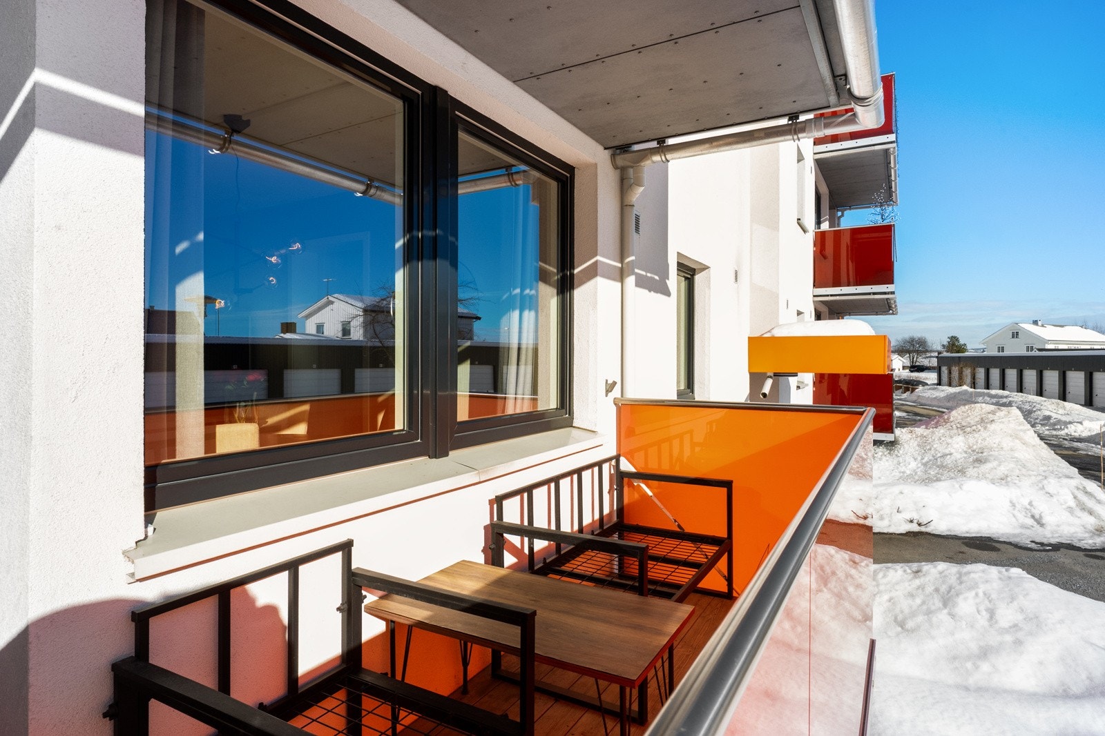 Leiligheten har solrik balkong med utgang fra stuen. Galleribilde