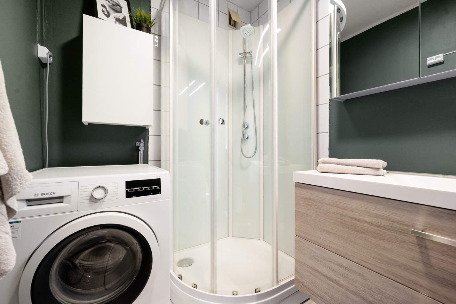 Leiligheten har eldre bad innredet med alle nødvendige fasiliteter. Galleribilde