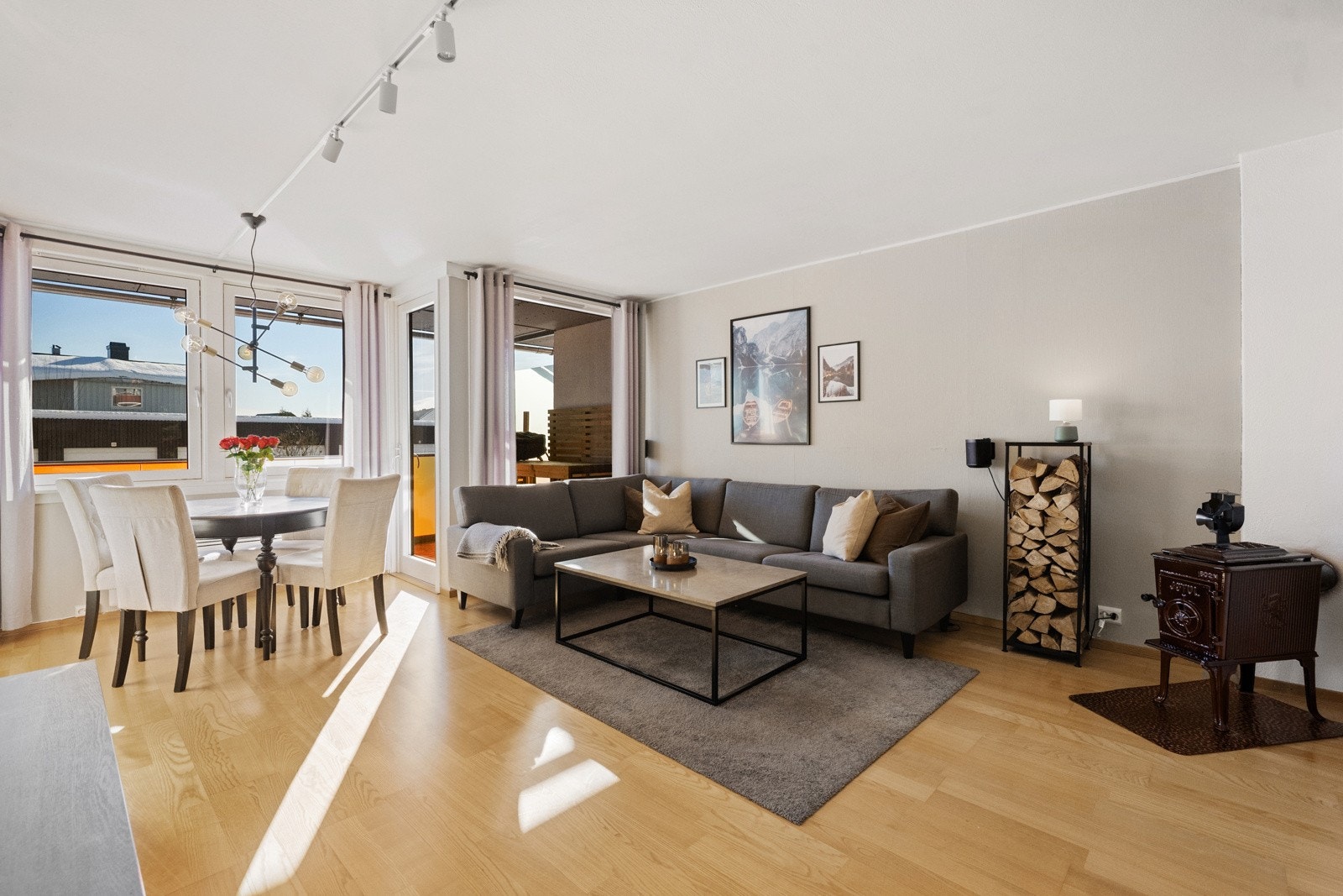 Stuen er lys og trvelig med god plass til både sofa, tv-møblement og spisestue. Galleribilde