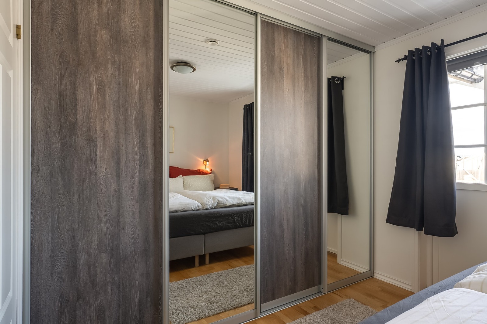 Hovedsoverommet har god plass til dobbeltseng, skyvedørsgarderobe og har i tillegg egen luftebalkong Galleribilde