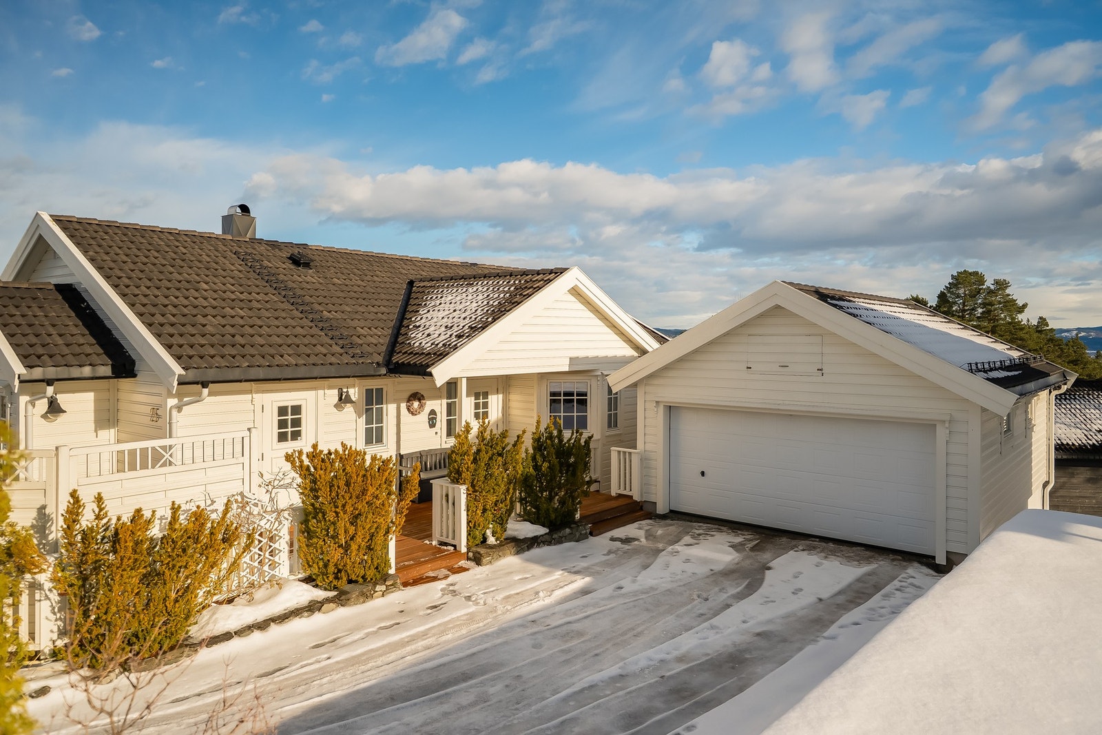 Garasjen er målt til 37 kvm, og i tillegg er det 33 kvm med bodplass i sokkeletasje. Det er etablert elbillader i garasje. Galleribilde