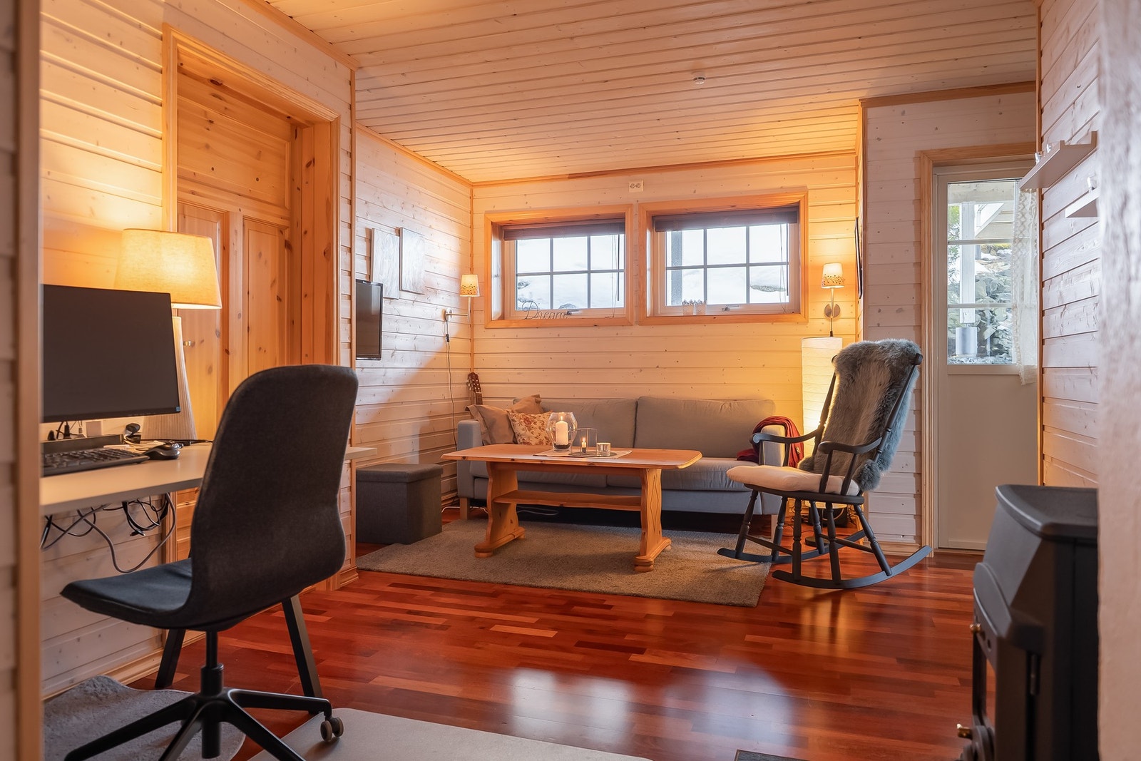 I sokkeletasjen til hoveddelen er det kjellerstue, 2 soverom, bad og bodplass Galleribilde