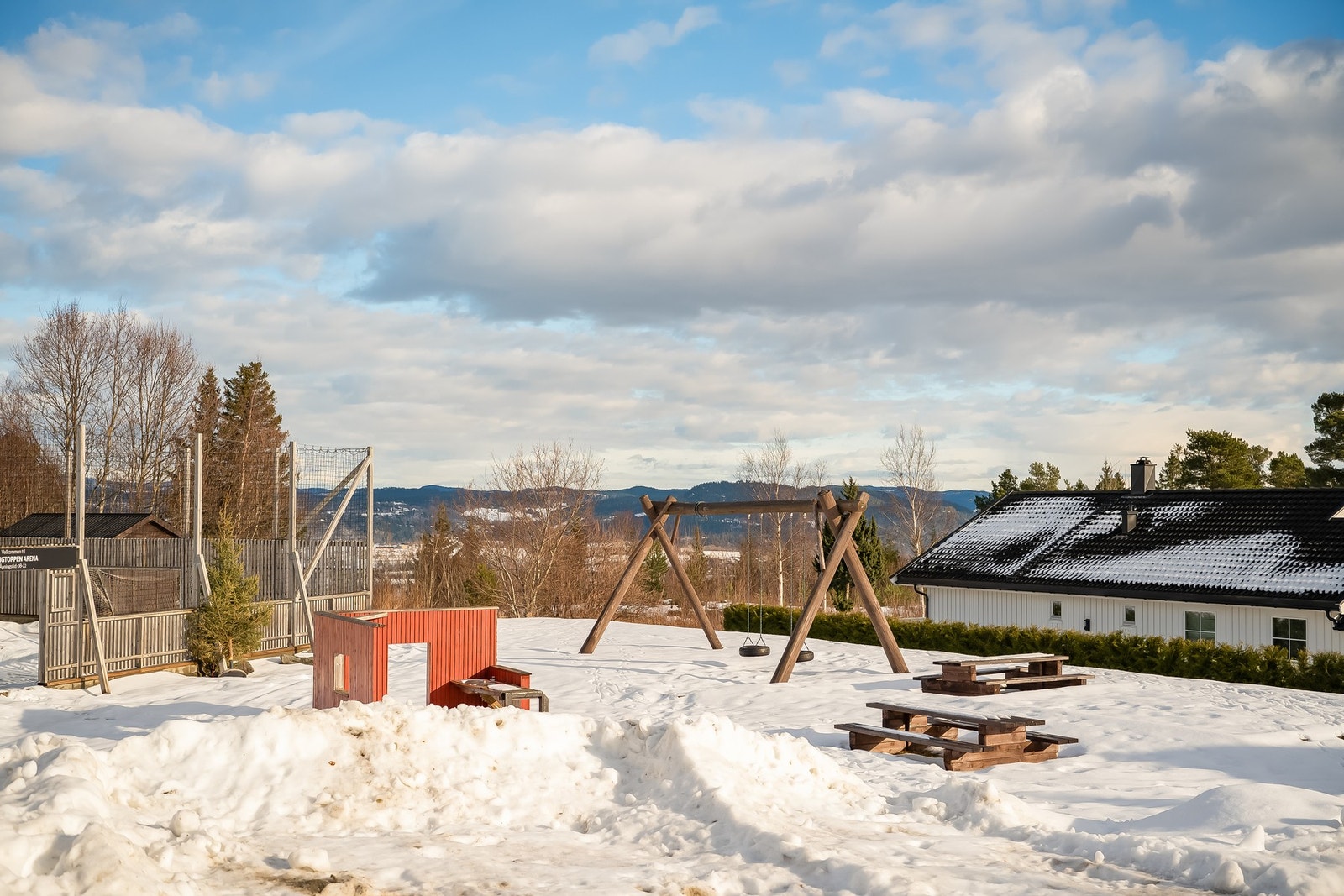 Eiendommen ligger like ved lekeplass og ballbinge Galleribilde