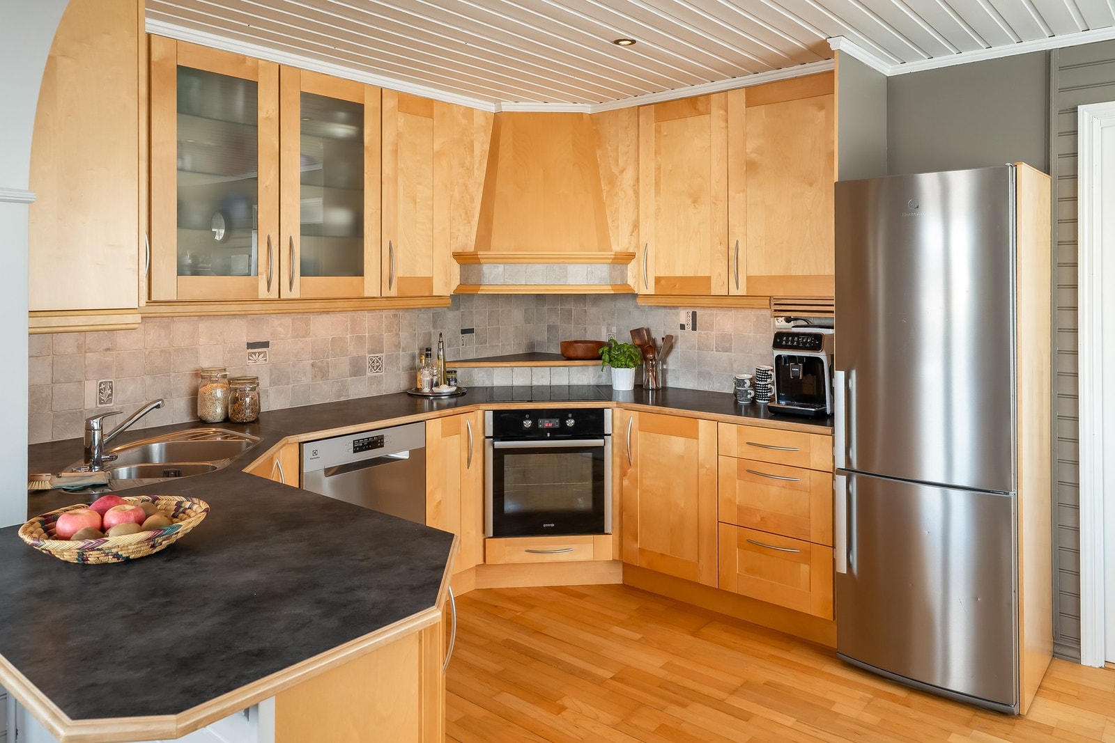 Romslig og fint kjøkken med masse skapplass samt godt med arbeidsflater. Kjøkkenet har fått tilstandsgrad 1 av takstmann Galleribilde