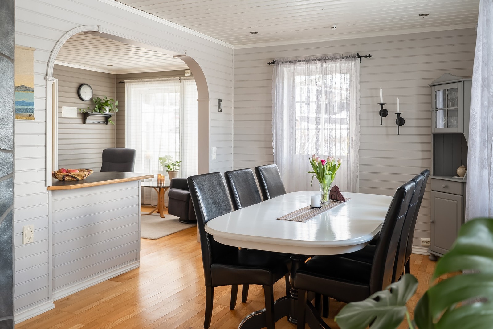 God plass til spisegruppe i tilknytning til kjøkkenet Galleribilde