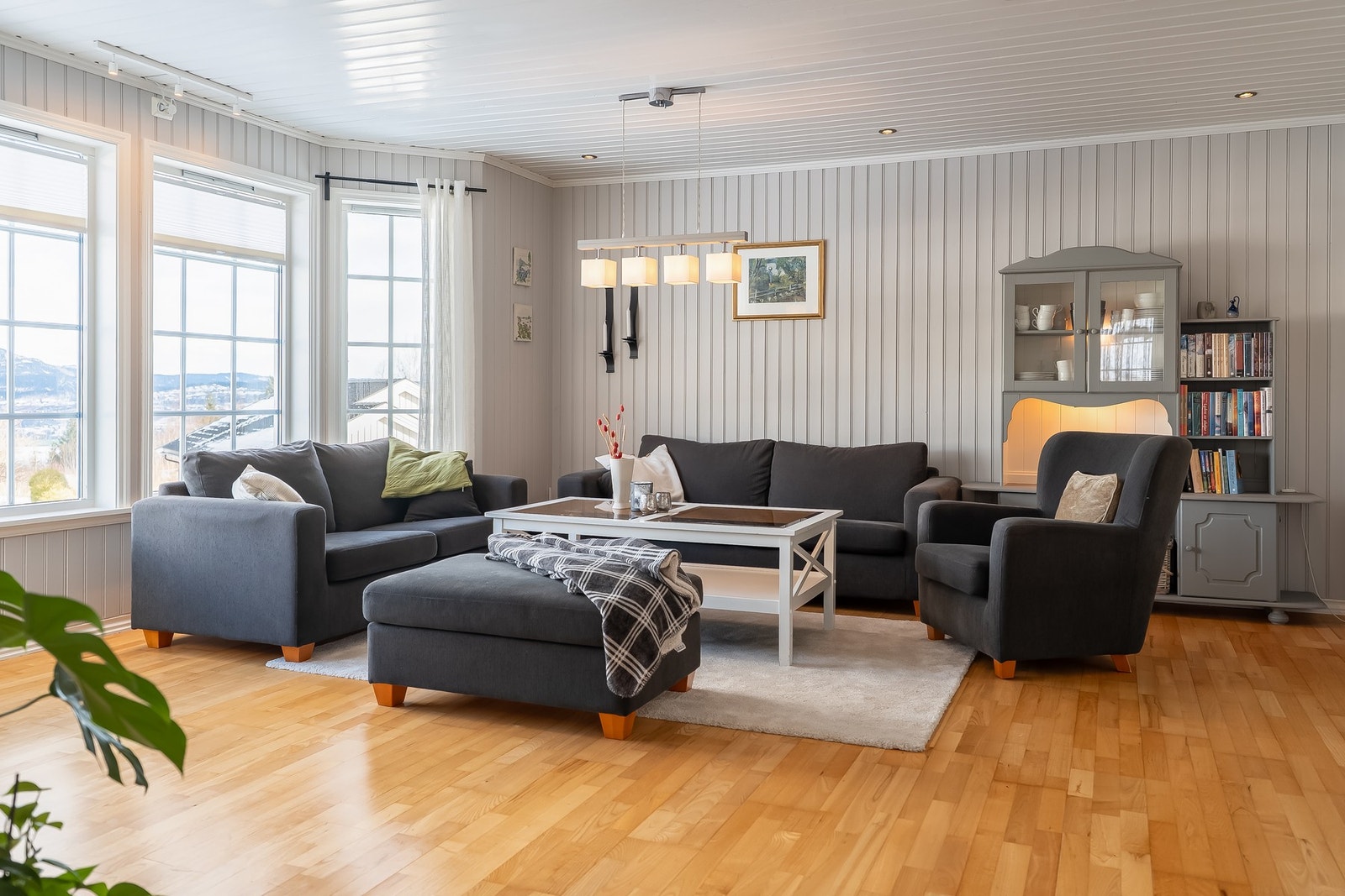 Hoveddelen inneholder blant annet 5 sov, 2 bad, 2 stuer og eget vaskerom Galleribilde