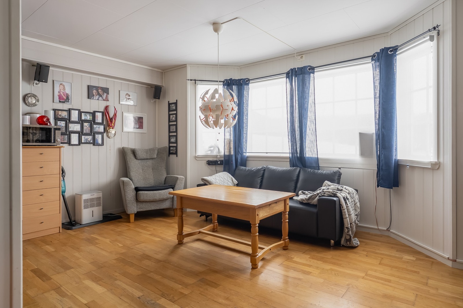 Denne inneholder stue, kjøkken, bad/vaskerom, soverom og disp.rom, og leies ut til kr. 9 150,- per mnd Galleribilde