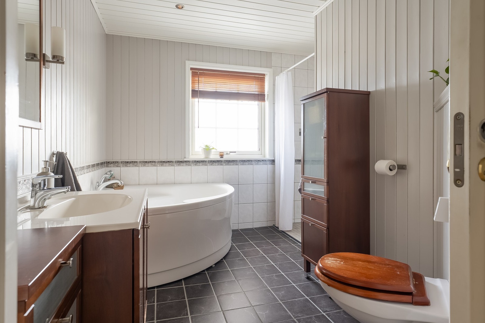 Badet i hovedetasjen har alt av nødvendig utstyr og takstmann har ikke avdekket fukt her Galleribilde