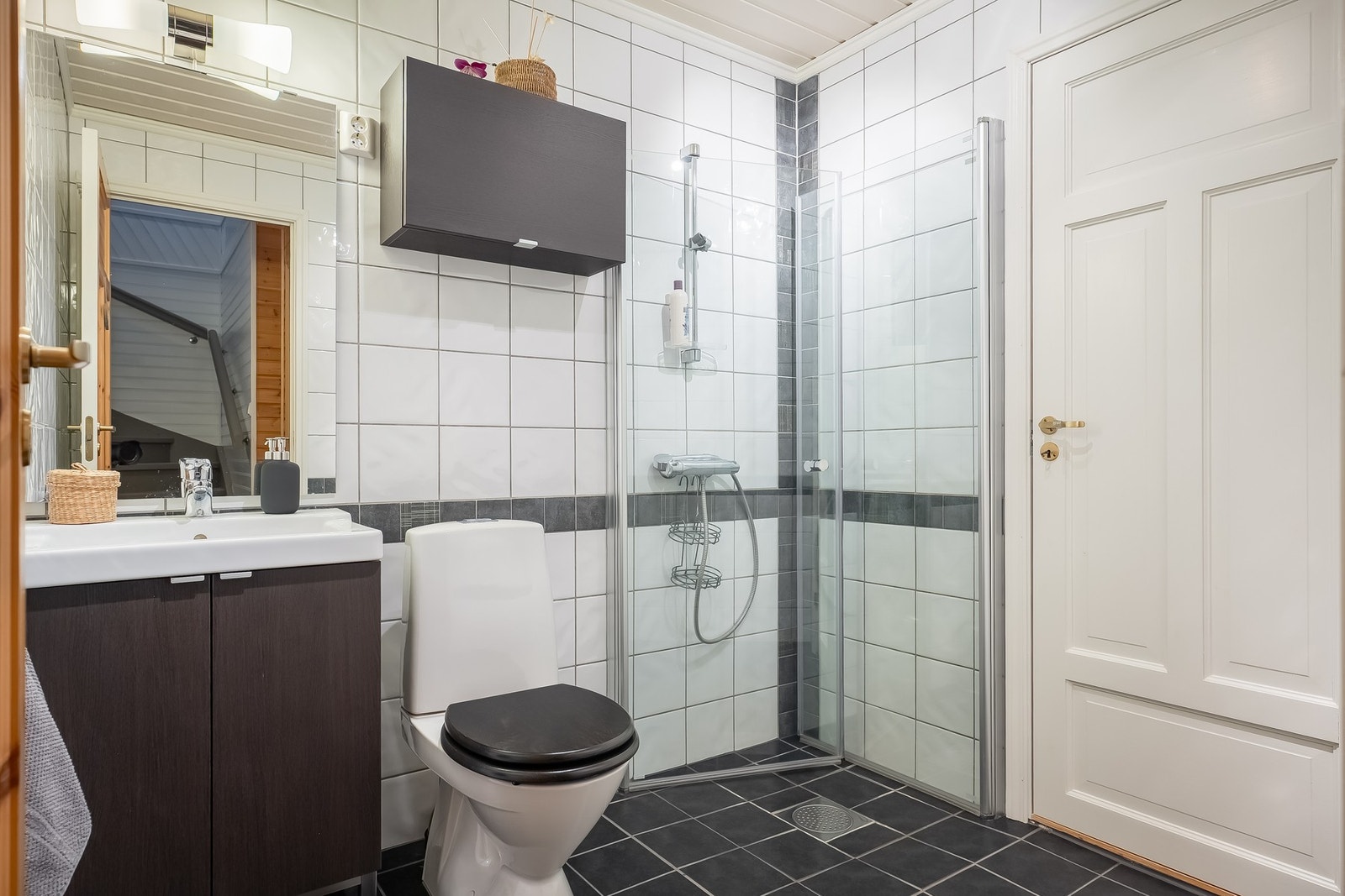 Praktisk med et ekstra bad i sokkeletasje Galleribilde